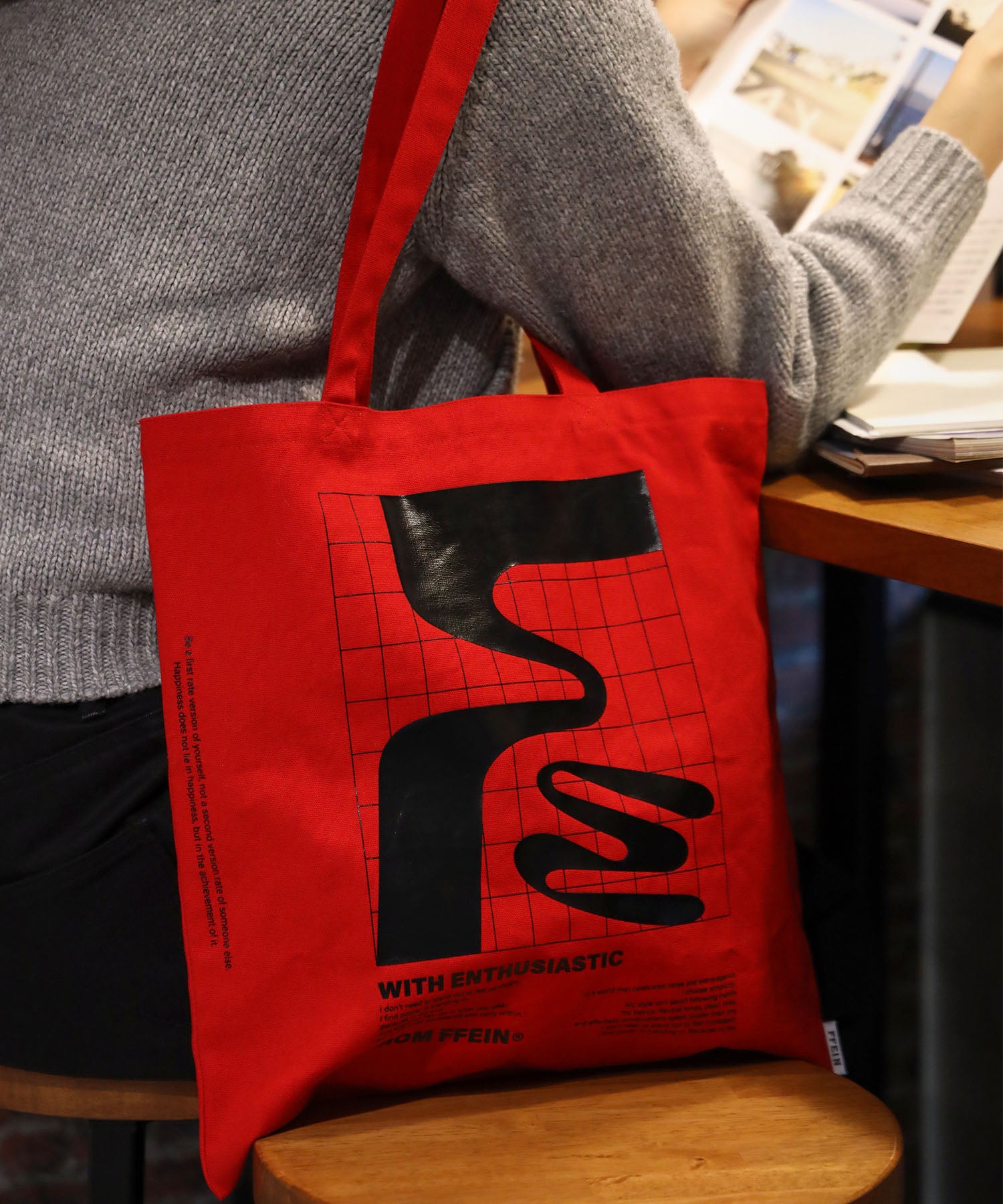 グラフィックプリントトートバッグ / ユニセックス バッグ 雑貨 トート レッド