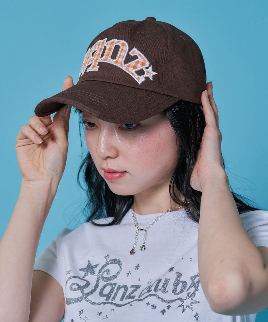 ≪予約商品≫sqnz gingham logo cap / キャップ 帽子 ワッペン ベースボール ユニセックス 刺繍 ブラウン