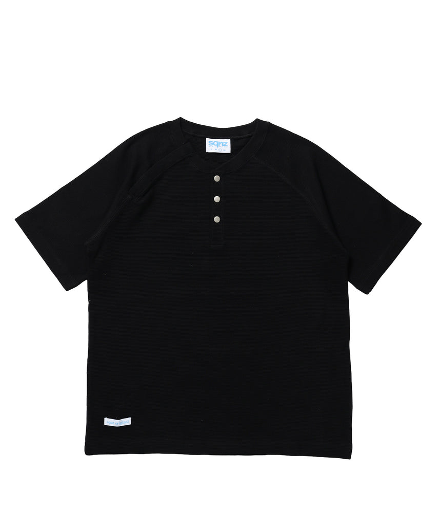 ※WEB限定 / 半袖 ヘンリーネック ラグラン ワンポイント ユニセックス レイヤード / sqnz thermal metal button tee ブラック