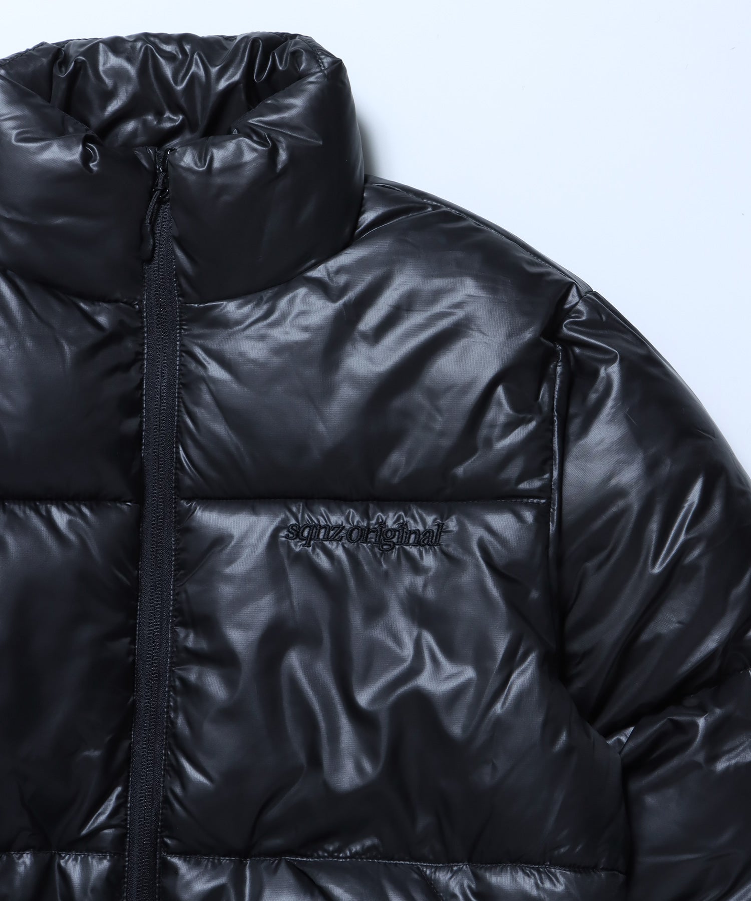 sqnz puffa short padding / ユニセックス パファ ダウン ジャケット 中綿 短丈 ドローコード ブラック