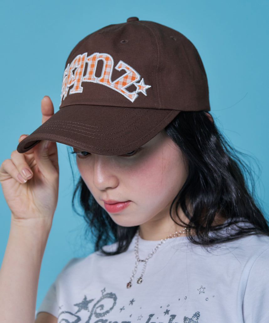 ≪予約商品≫sqnz gingham logo cap / キャップ 帽子 ワッペン ベースボール ユニセックス 刺繍 ブラウン