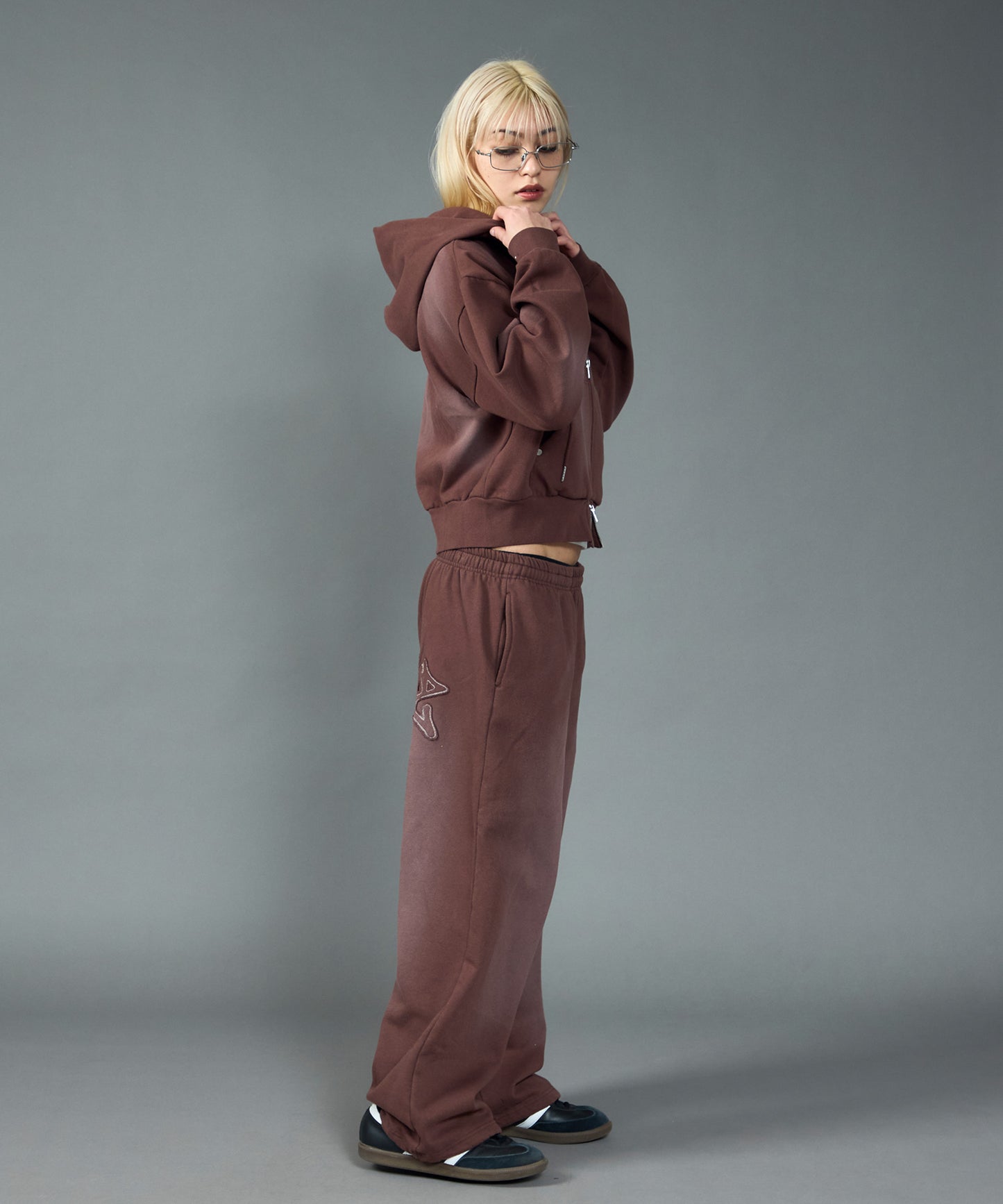 sqnz washed wappen zip p/k / フェード ジップパーカー スタッズ フルジップ オーバーサイズ ヴィンテージライク センターロゴ 裏起毛 ダークブラウン