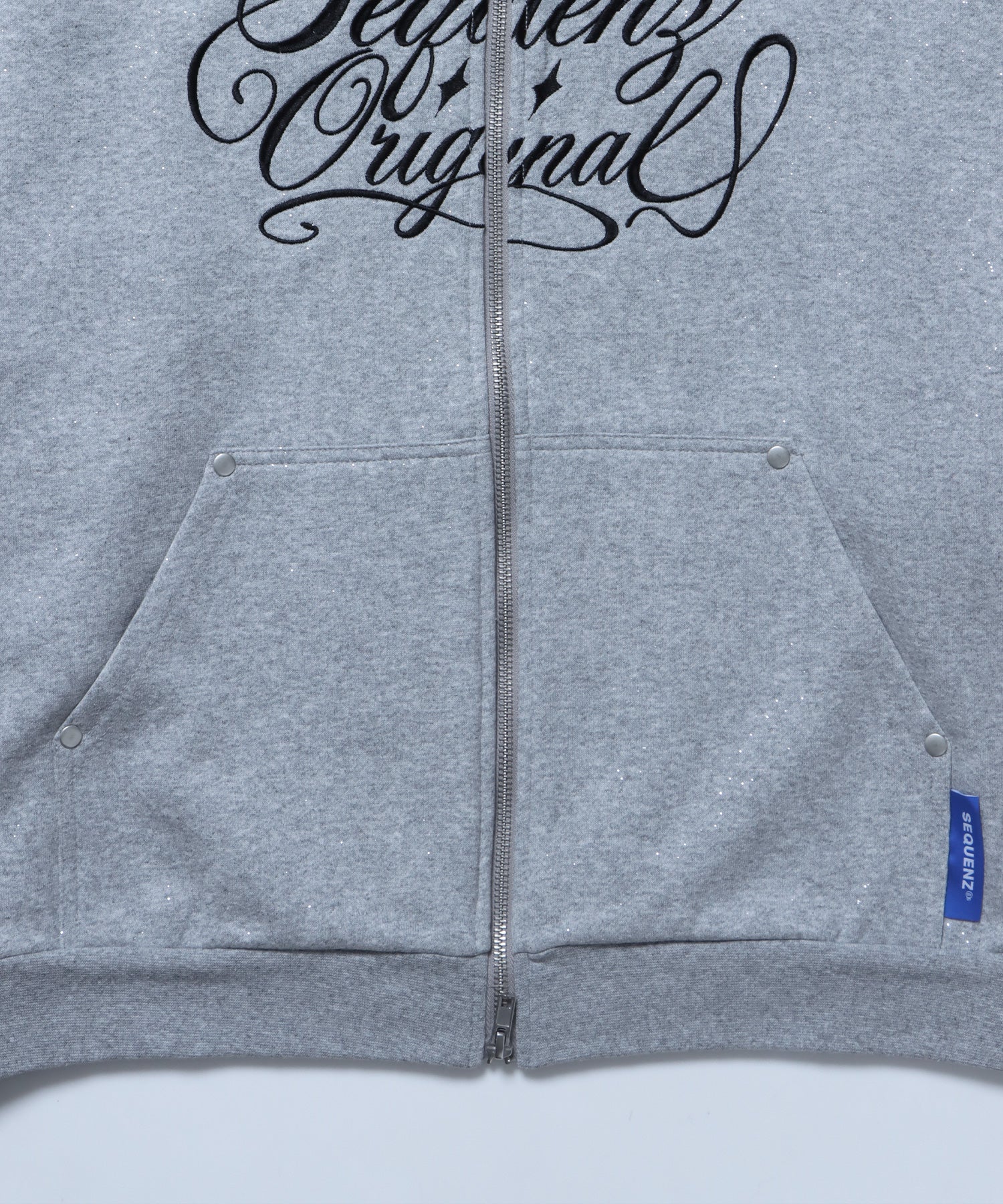 SQNZ LOGO GLITTER ZIP P/K / グリッター ジップパーカー ラメプリント ダブルジップ 裏起毛 【セットアップ着用可】 グレー