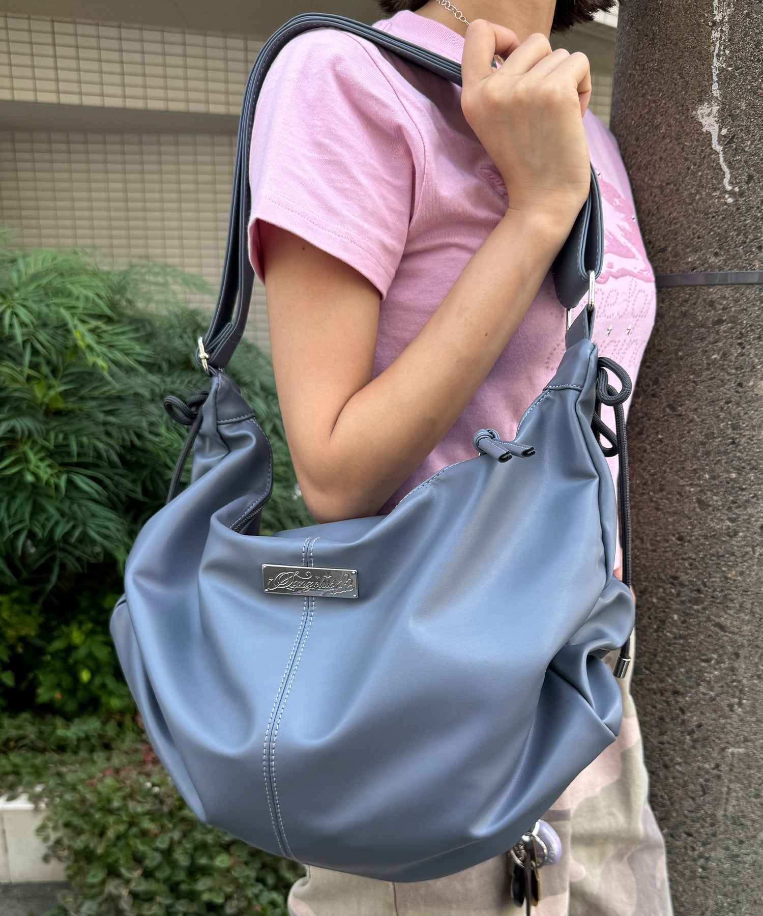 ※WEB限定 / フェイクレザー フェイクスエード メタルプレート 雑貨 バック / シャーリングショルダーバック / sqnz shirring bag チャコール