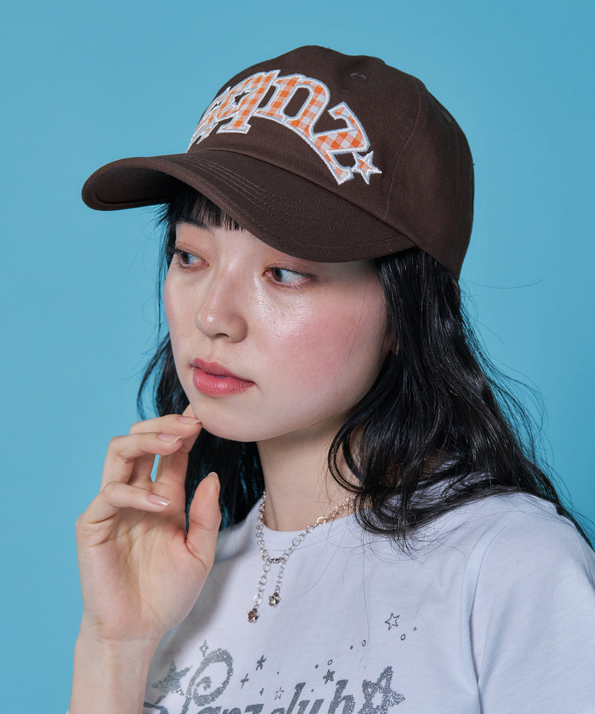 ≪予約商品≫sqnz gingham logo cap / キャップ 帽子 ワッペン ベースボール ユニセックス 刺繍 ブラウン