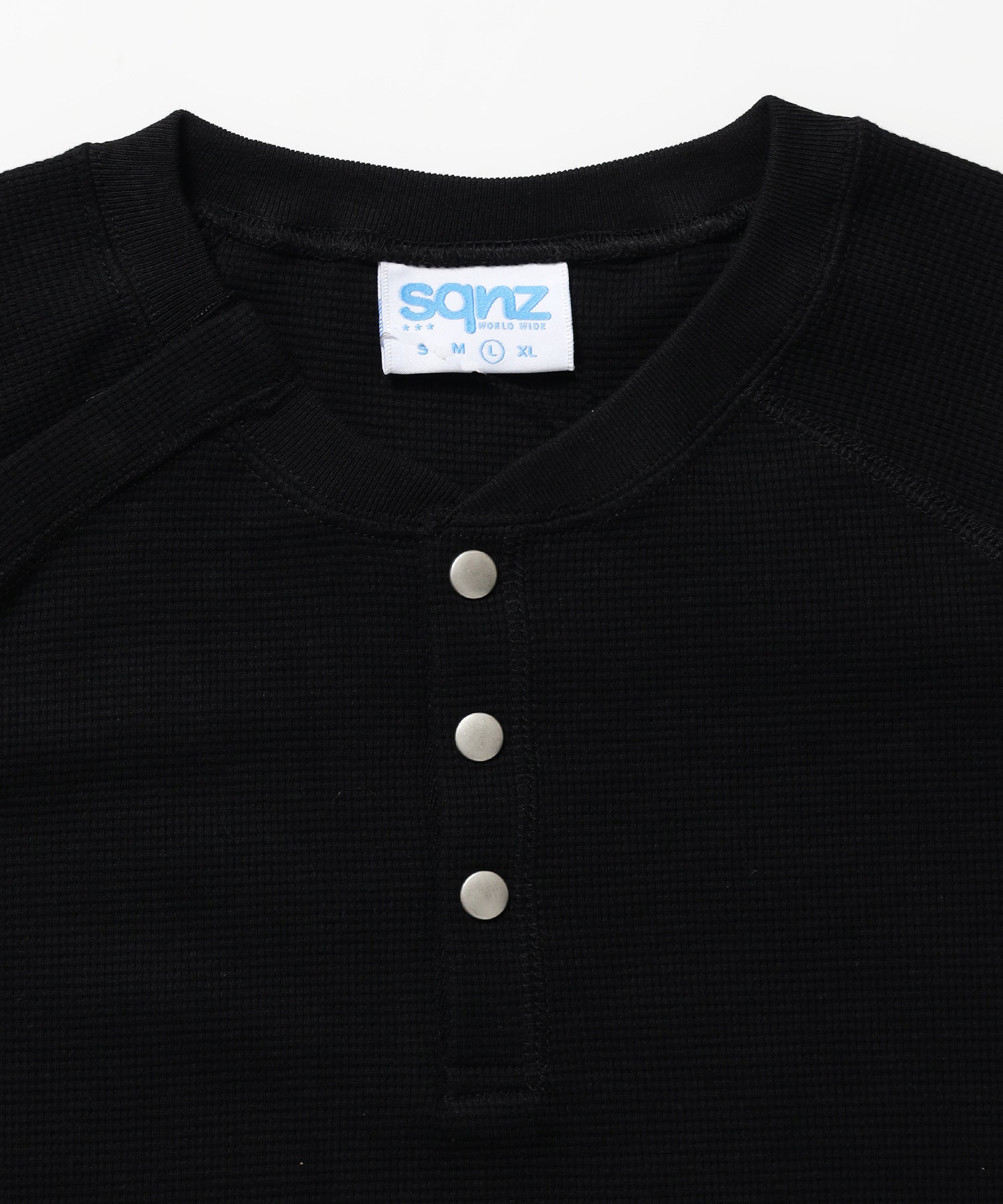※WEB限定 / 半袖 ヘンリーネック ラグラン ワンポイント ユニセックス レイヤード / sqnz thermal metal button tee ブラック