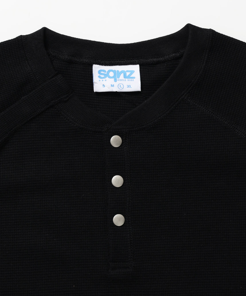 ※WEB限定 / 半袖 ヘンリーネック ラグラン ワンポイント ユニセックス レイヤード / sqnz thermal metal button tee ブラック