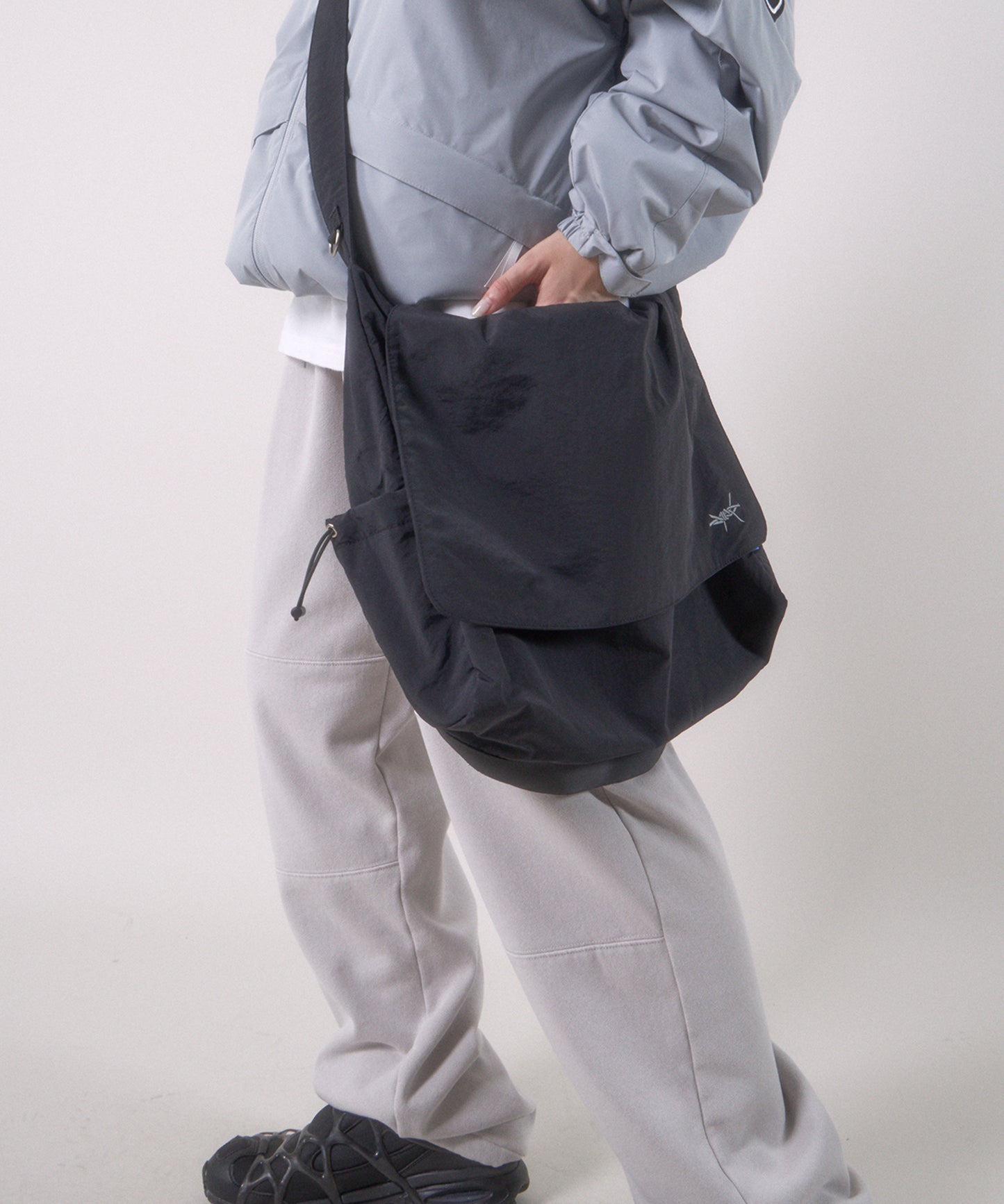 TECH SHOULDER BAG ブラック