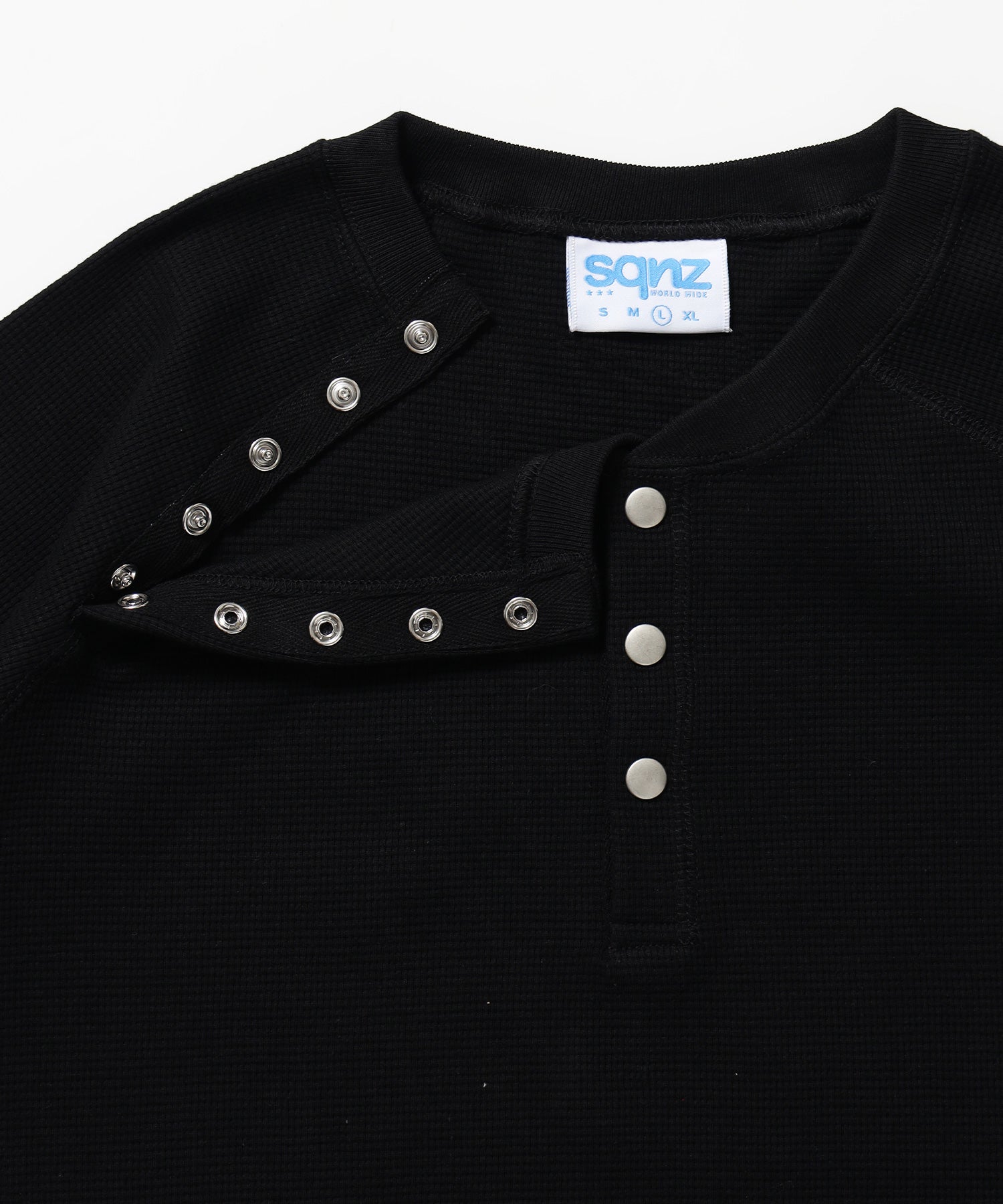 ※WEB限定 / 半袖 ヘンリーネック ラグラン ワンポイント ユニセックス レイヤード / sqnz thermal metal button tee ブラック