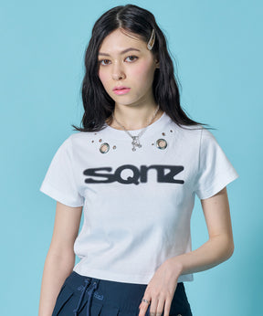 sqnz eyelet babe tee / ピチT 半袖 クルーネック プリント レディース ハトメ 短丈 ホワイト