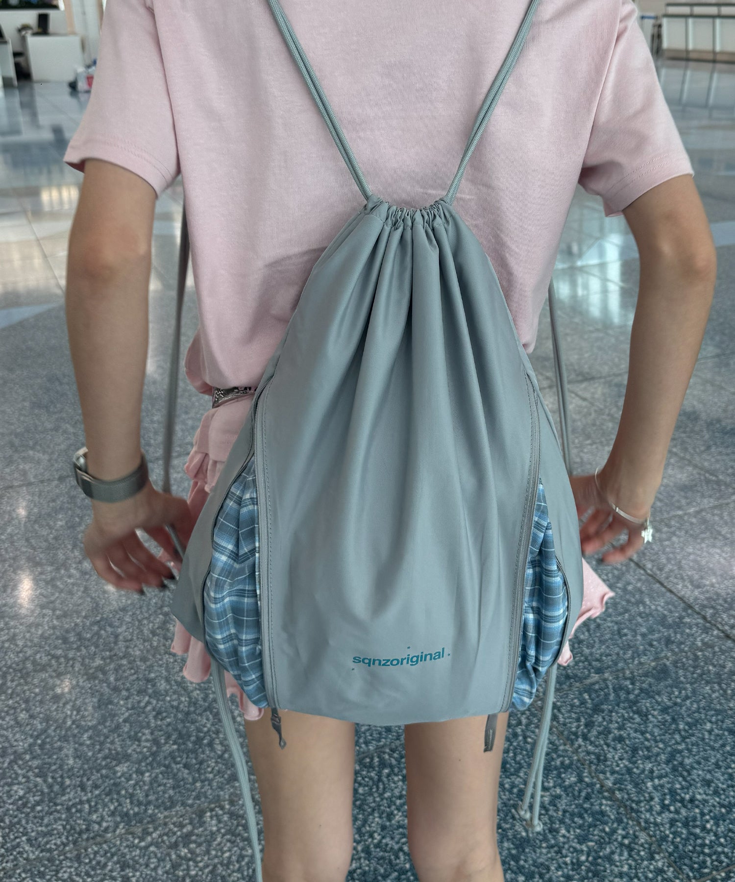 ≪予約商品≫※WEB限定 / 2WAY仕様 /チェックジップナップサック /sqnz zip knapsack ライトグレー