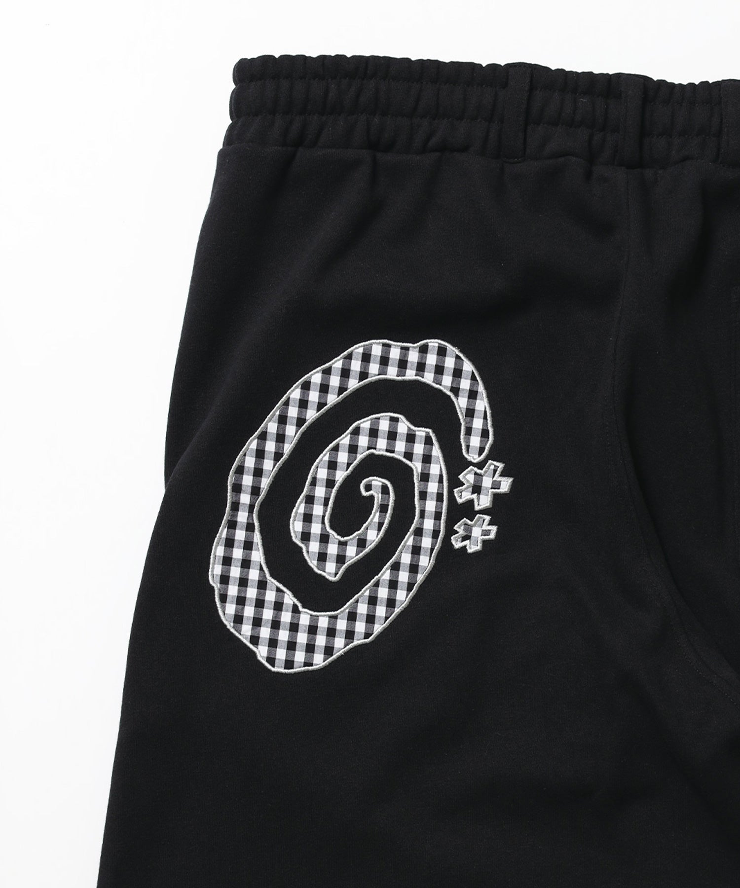 ※WEB限定 / ギンガムドットロゴスウェットパンツ / sqnzU spiral applique sweat pants