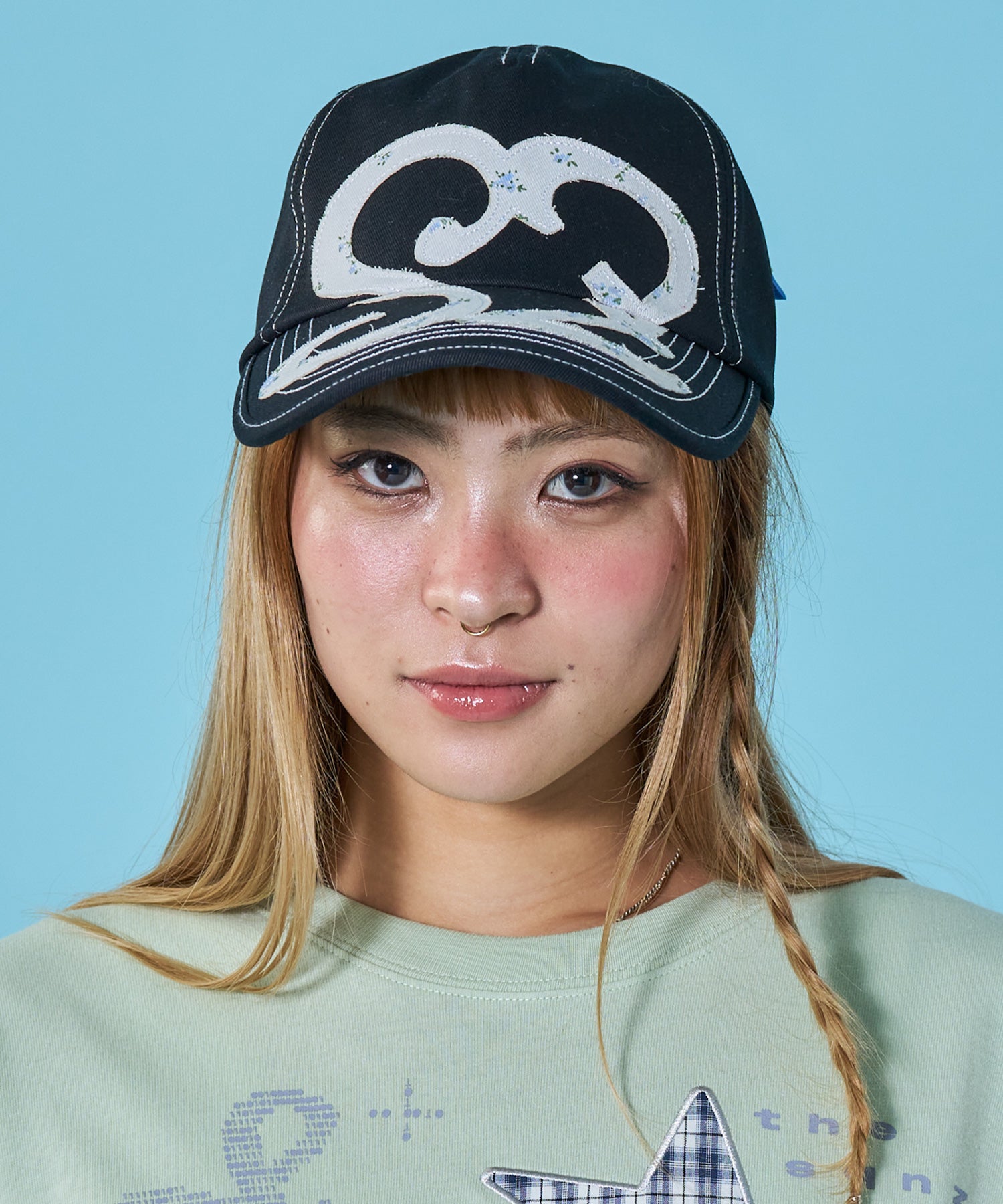 ※WEB限定 / ワッペン / またぎデザインキャップ /sqnz logo applique stitch cap ブラック