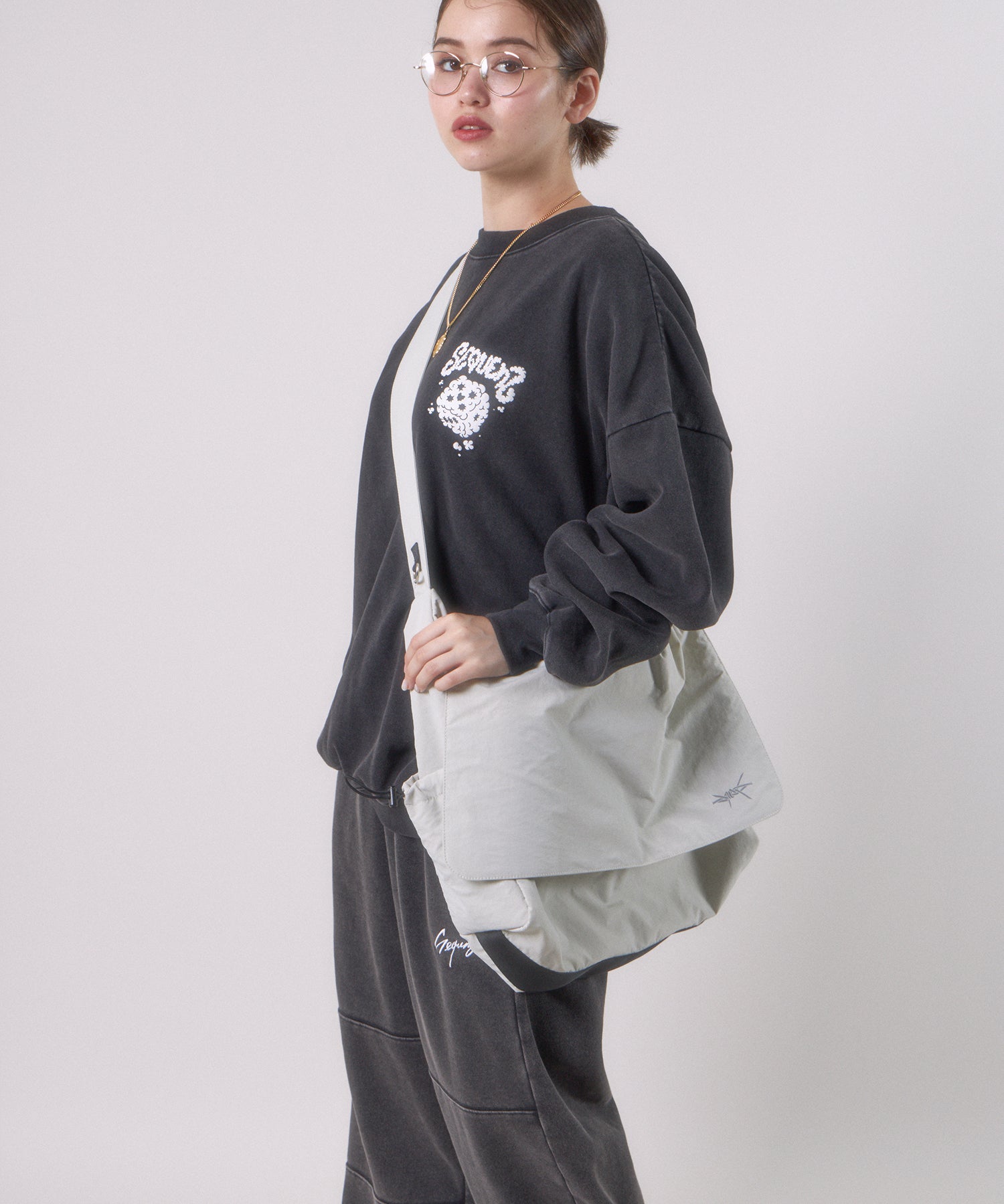 TECH SHOULDER BAG グレー