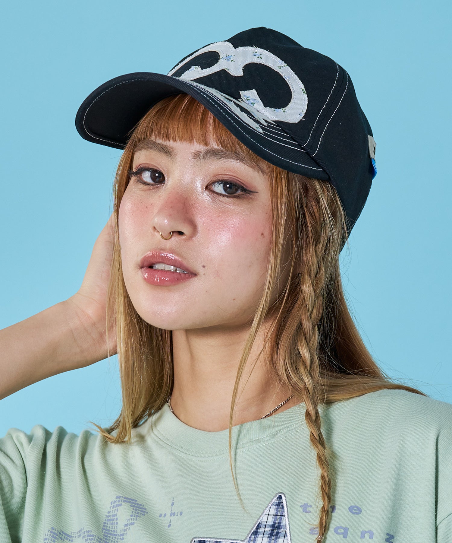 ※WEB限定 / ワッペン / またぎデザインキャップ /sqnz logo applique stitch cap ブラック
