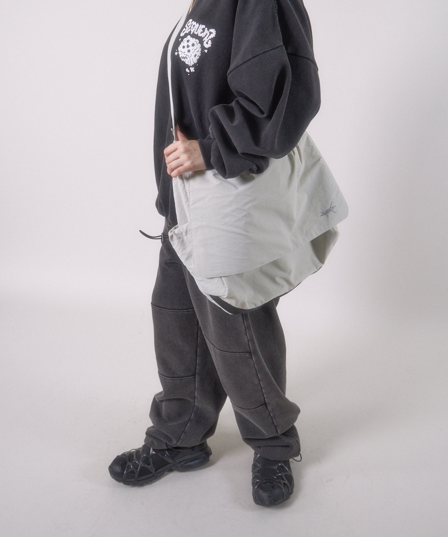 TECH SHOULDER BAG グレー