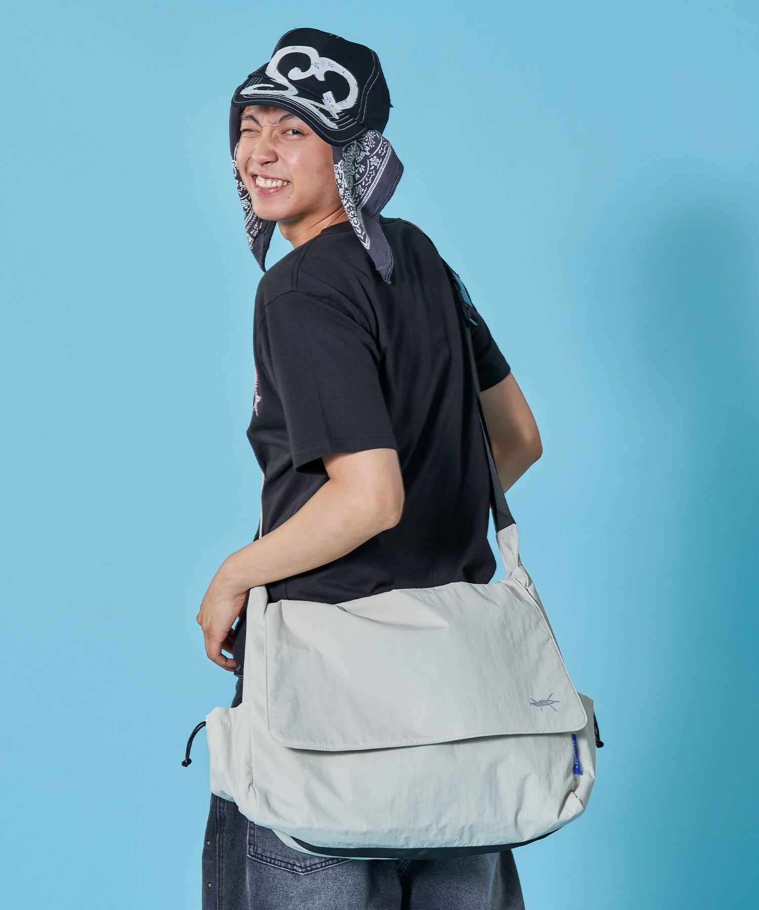 テックショルダーバッグ / TECH SHOULDER BAG グレー