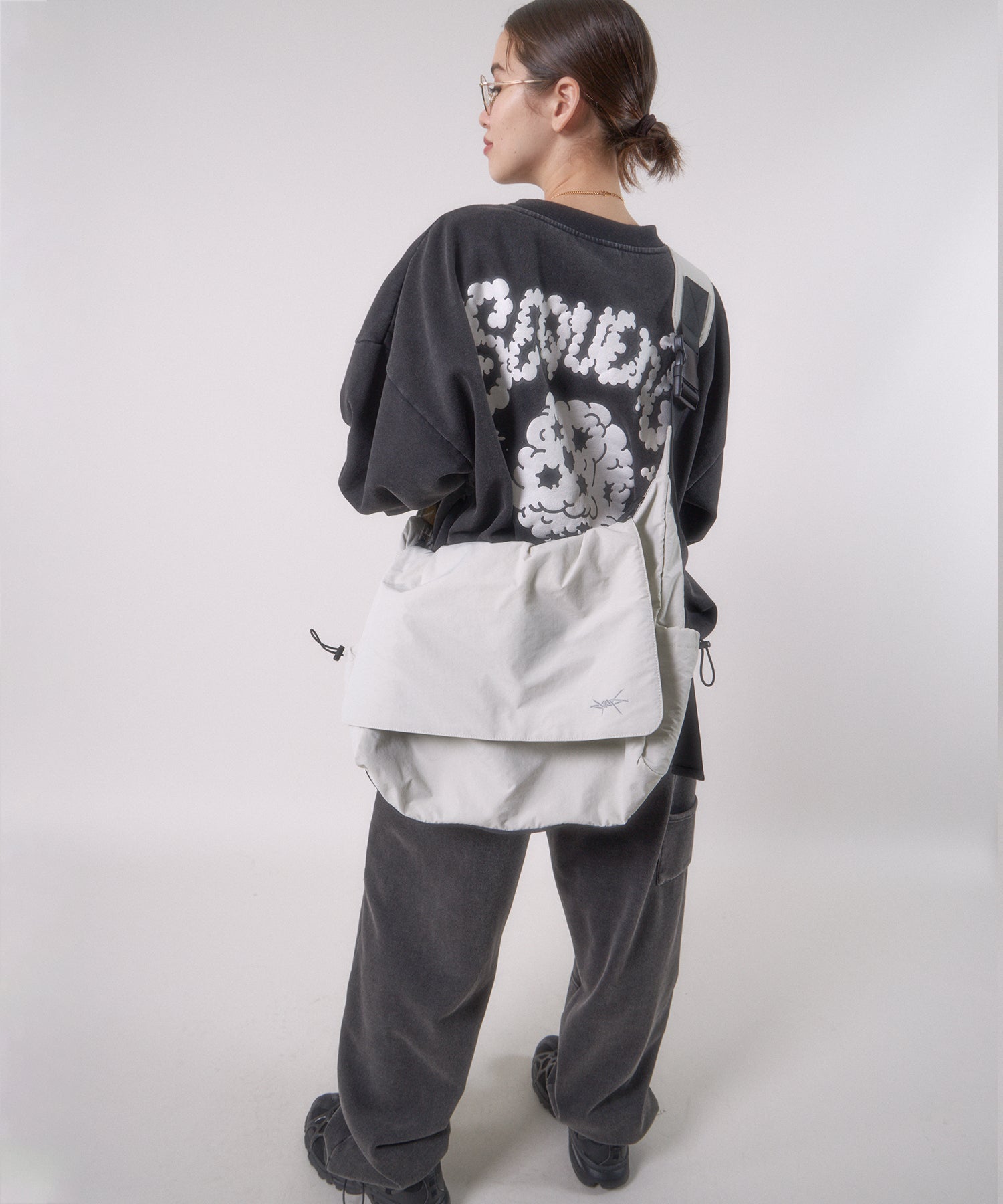 TECH SHOULDER BAG グレー