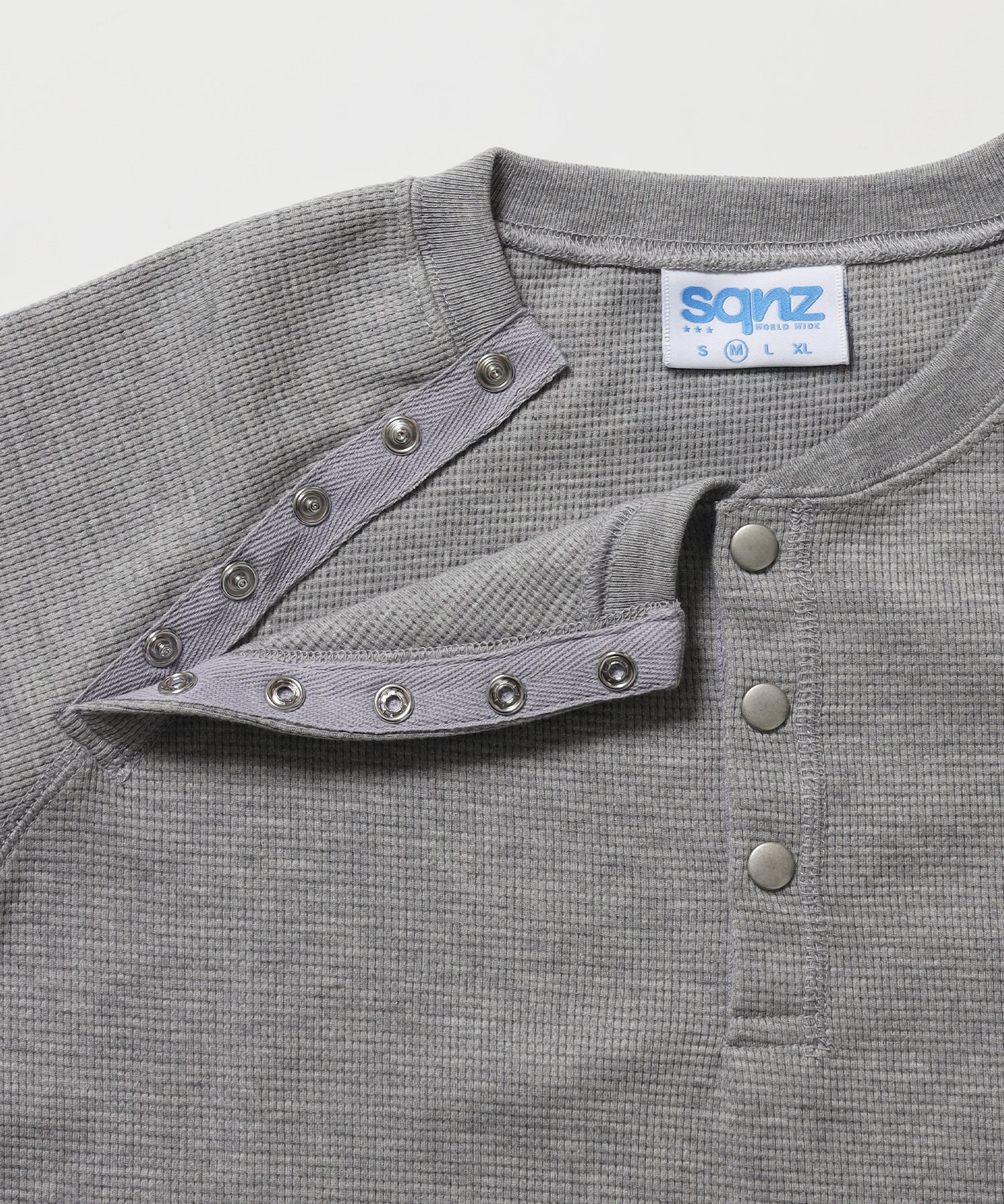 ※WEB限定 / 半袖 ヘンリーネック ラグラン ワンポイント ユニセックス レイヤード / sqnz thermal metal button tee グレー