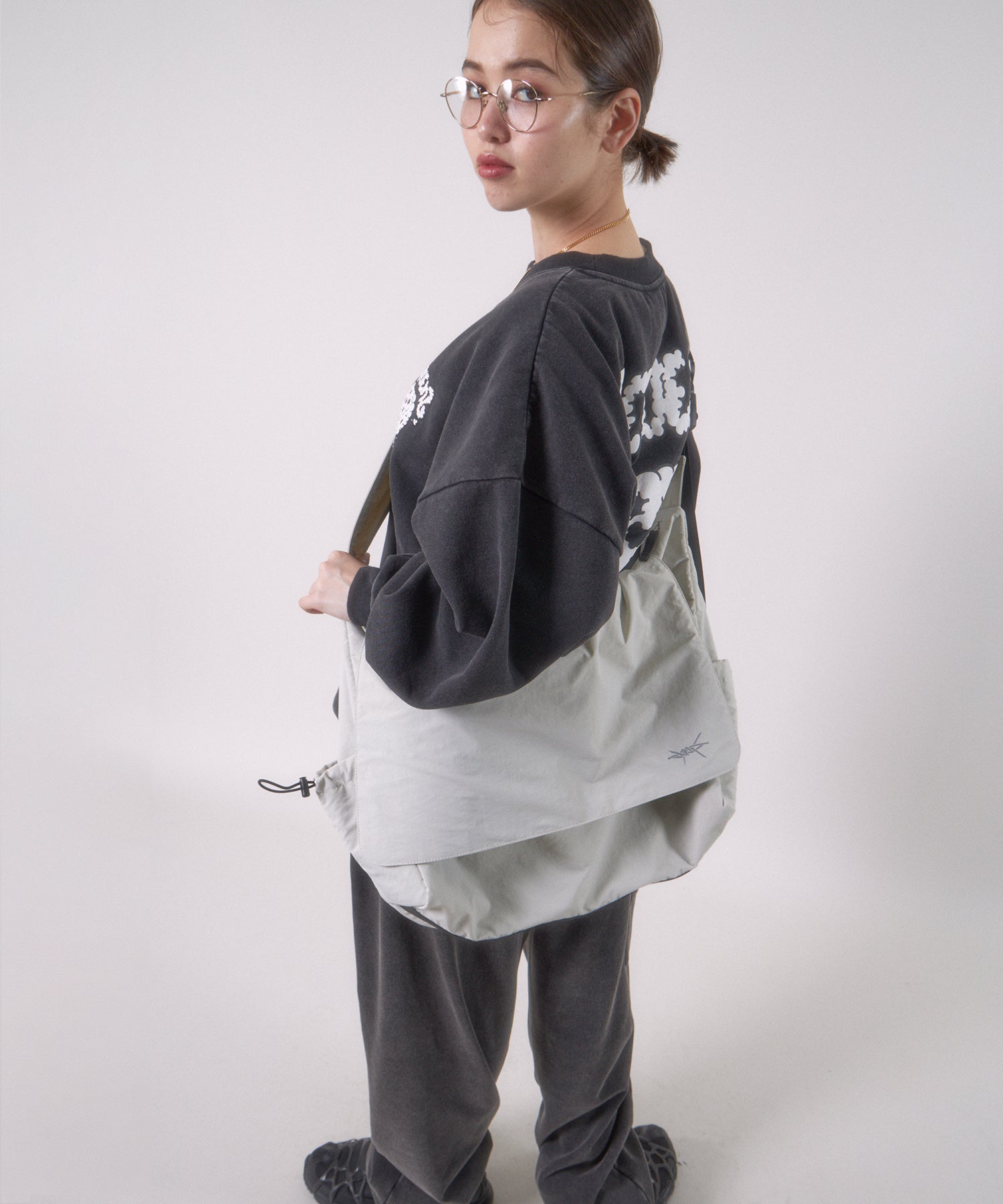 TECH SHOULDER BAG グレー