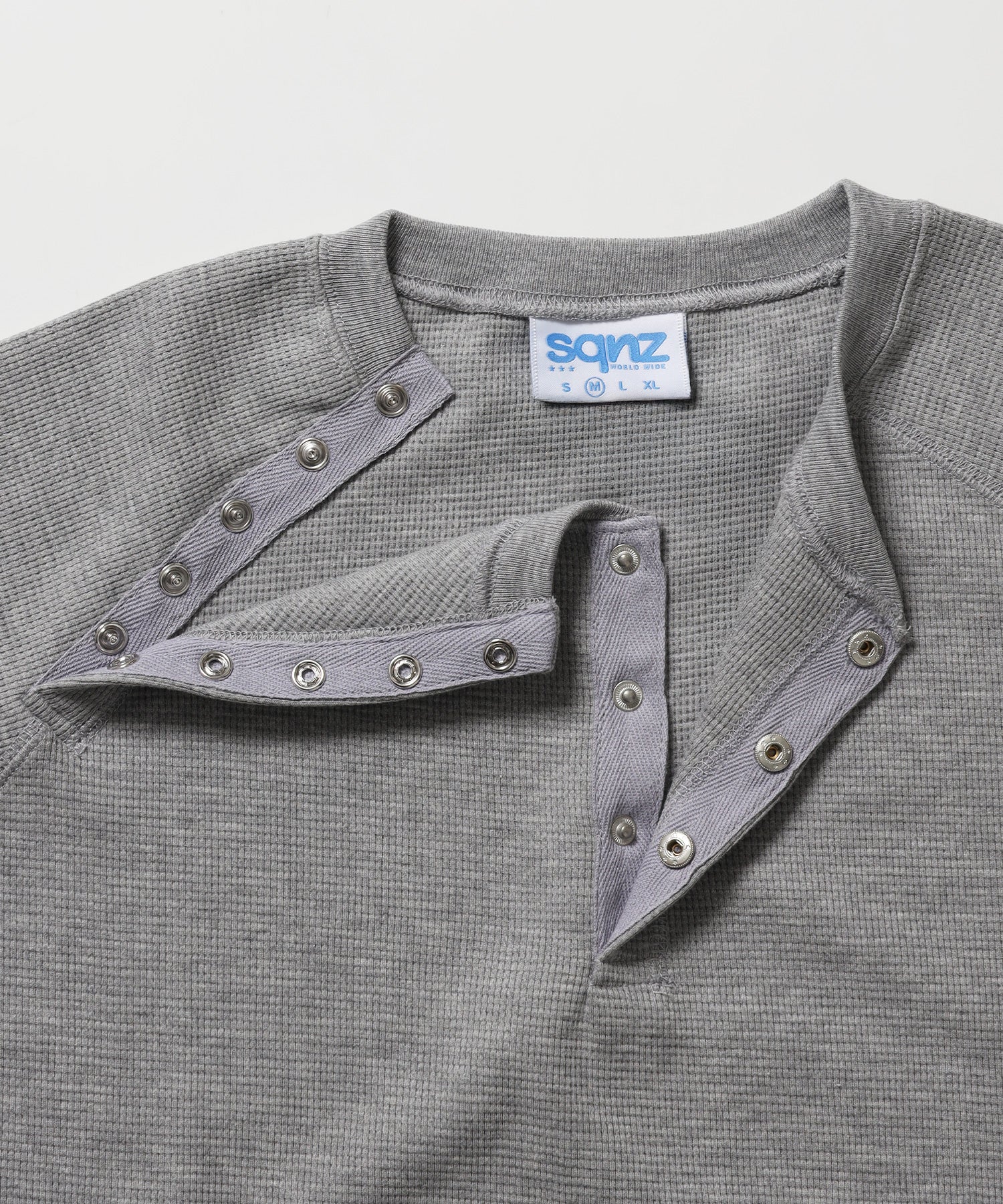 ※WEB限定 / 半袖 ヘンリーネック ラグラン ワンポイント ユニセックス レイヤード / sqnz thermal metal button tee グレー