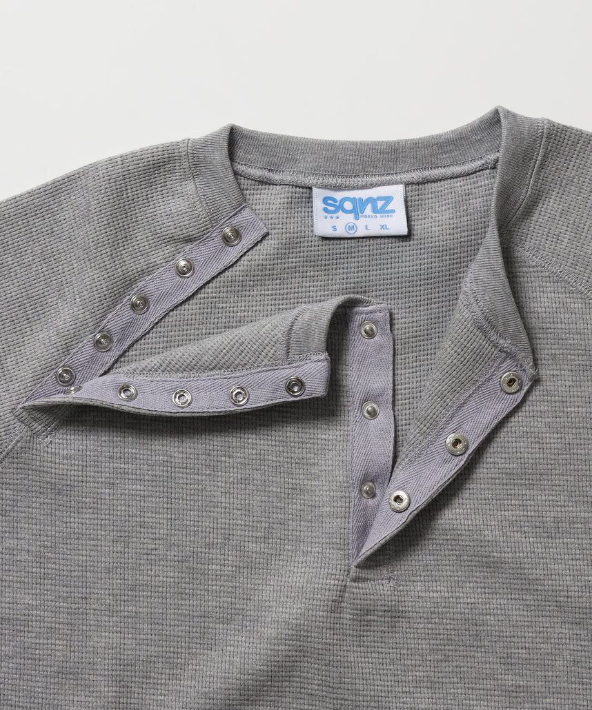 ※WEB限定 / 半袖 ヘンリーネック ラグラン ワンポイント ユニセックス レイヤード / sqnz thermal metal button tee グレー