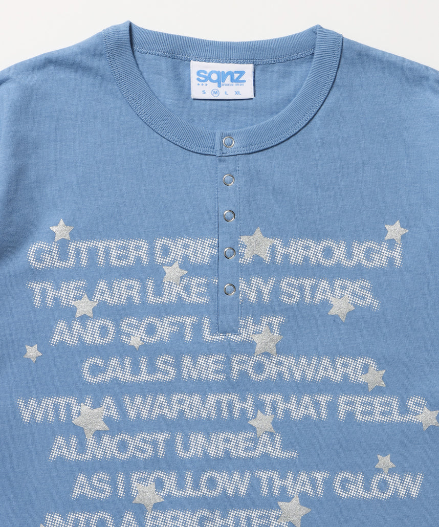 ≪予約商品≫sqnz silver star henlry tee / 半袖 ヘンリーネック Tシャツ シルバープリント 短丈 ブルーグレー