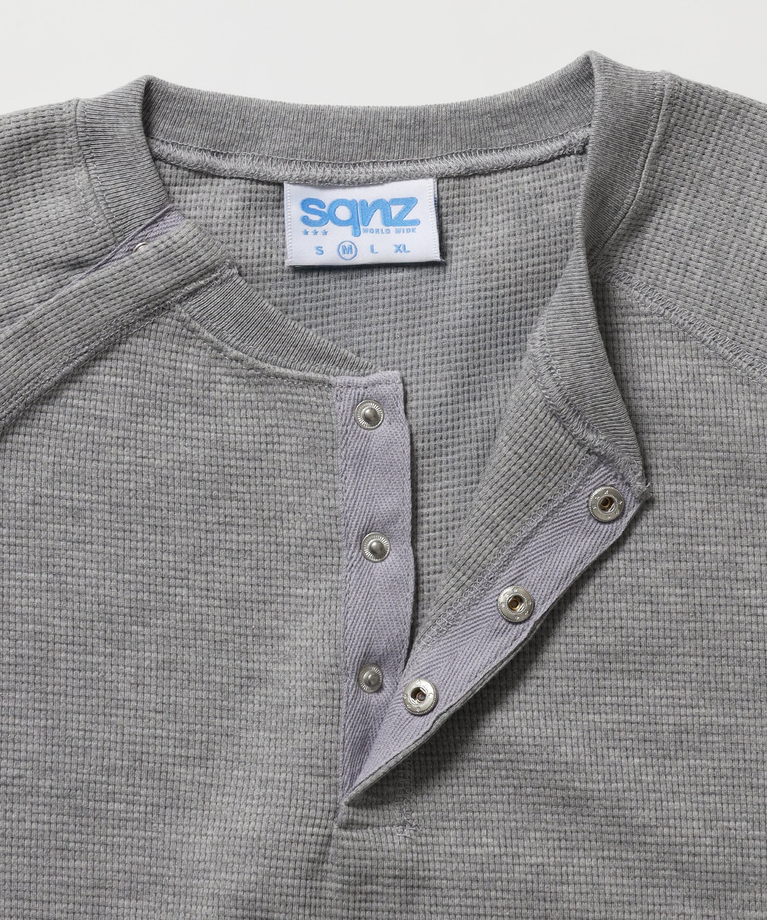 ※WEB限定 / 半袖 ヘンリーネック ラグラン ワンポイント ユニセックス レイヤード / sqnz thermal metal button tee グレー
