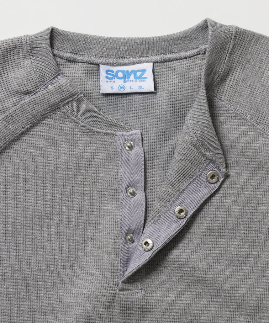 ※WEB限定 / 半袖 ヘンリーネック ラグラン ワンポイント ユニセックス レイヤード / sqnz thermal metal button tee グレー