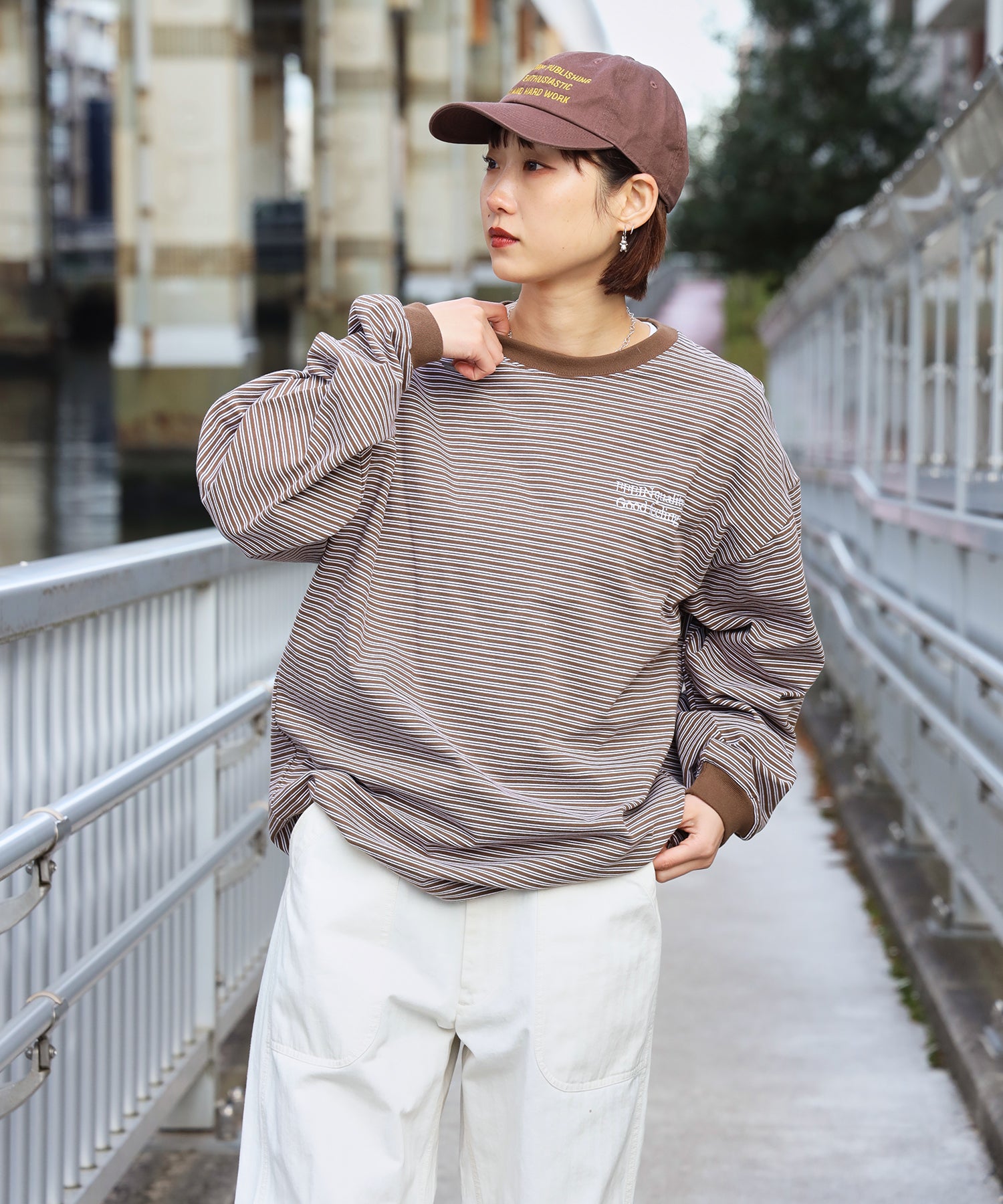 ロゴ刺繍マルチボーダーロングスリーブTシャツ ブラウン