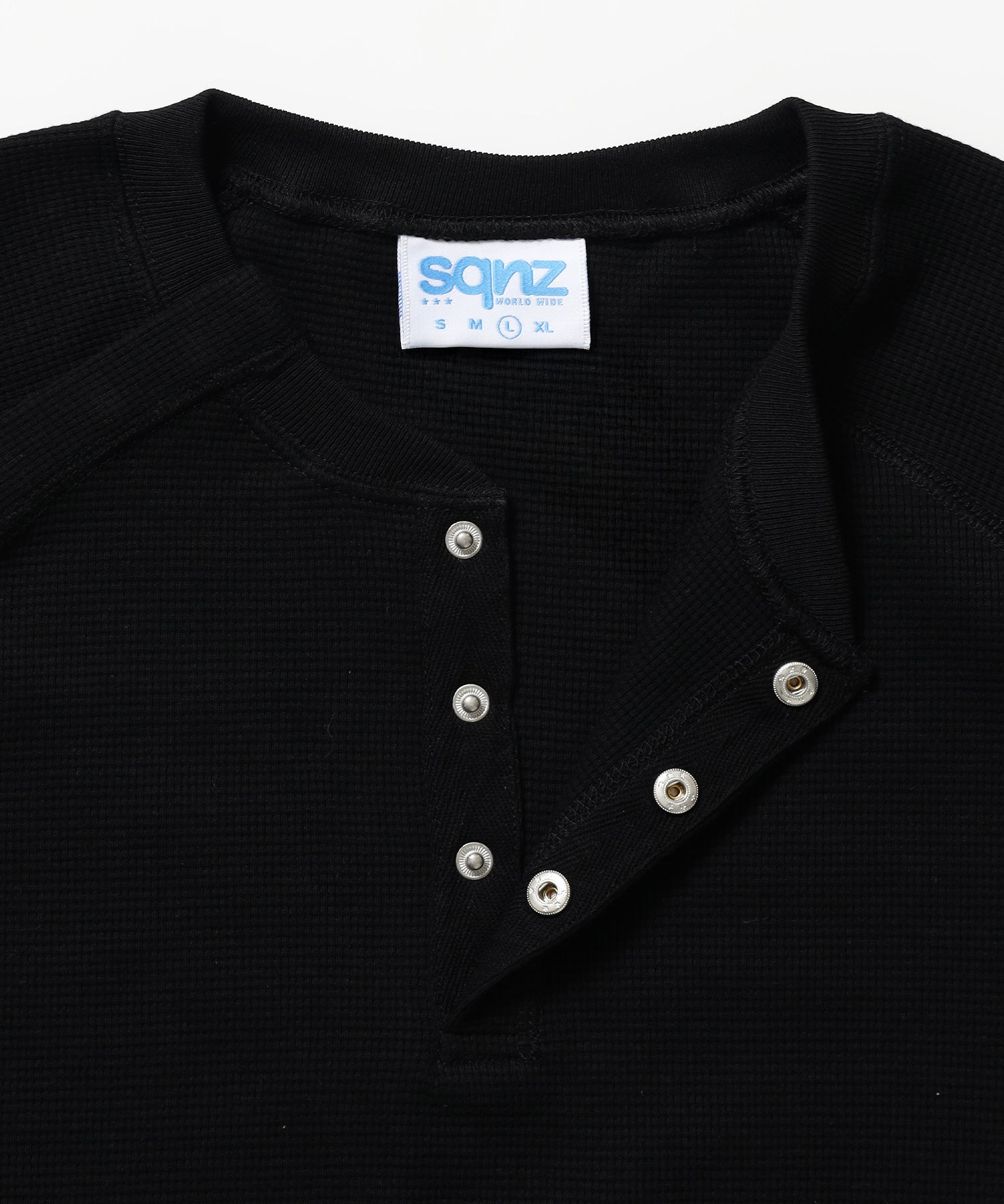※WEB限定 / 半袖 ヘンリーネック ラグラン ワンポイント ユニセックス レイヤード / sqnz thermal metal button tee ブラック
