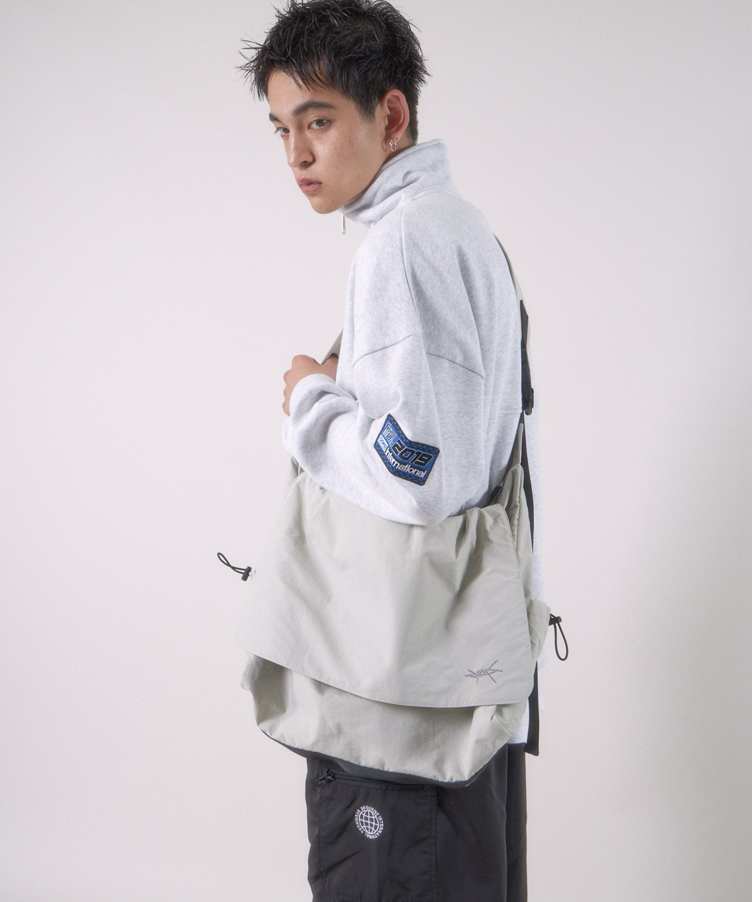 TECH SHOULDER BAG グレー