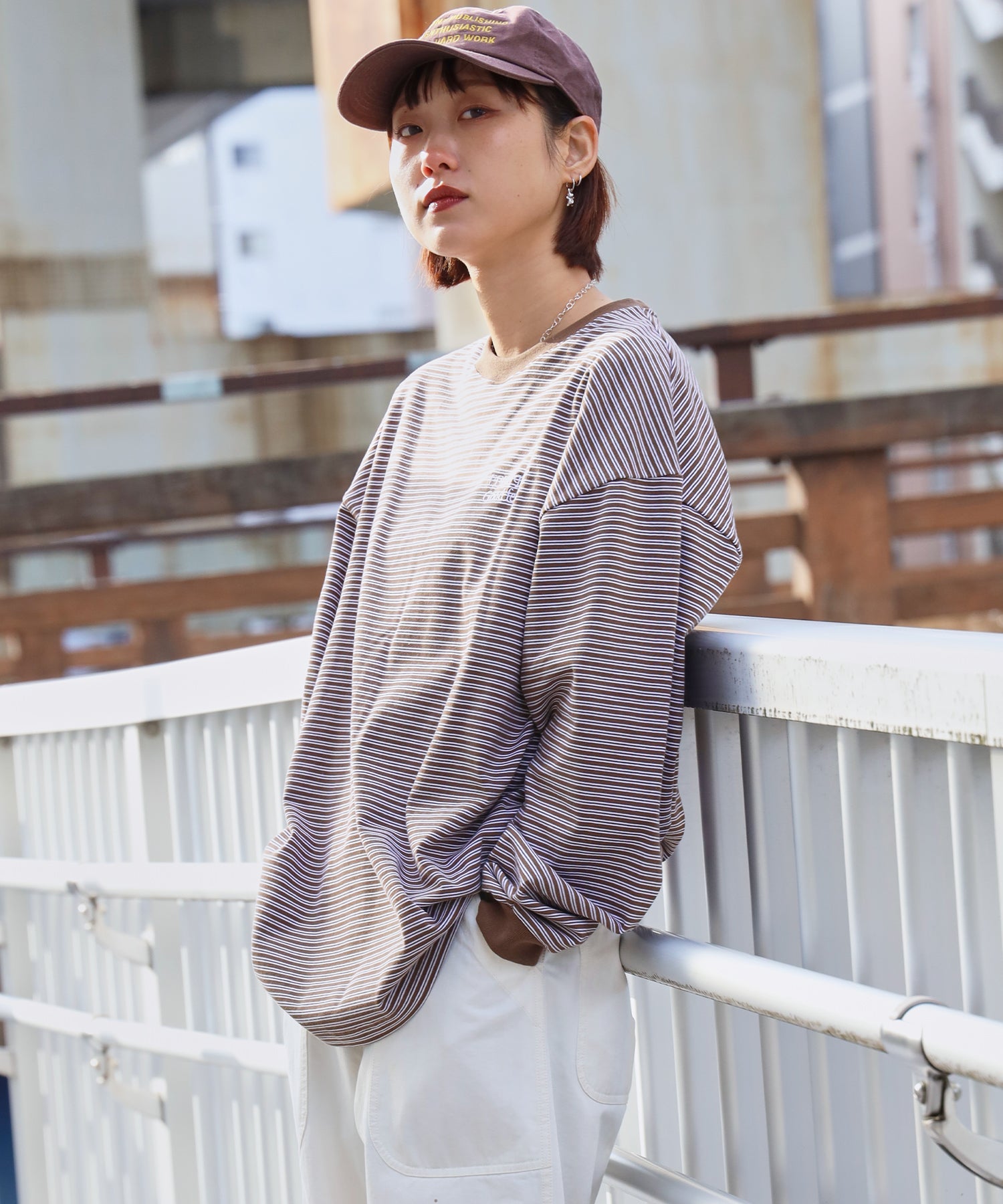 ロゴ刺繍マルチボーダーロングスリーブTシャツ ブラウン