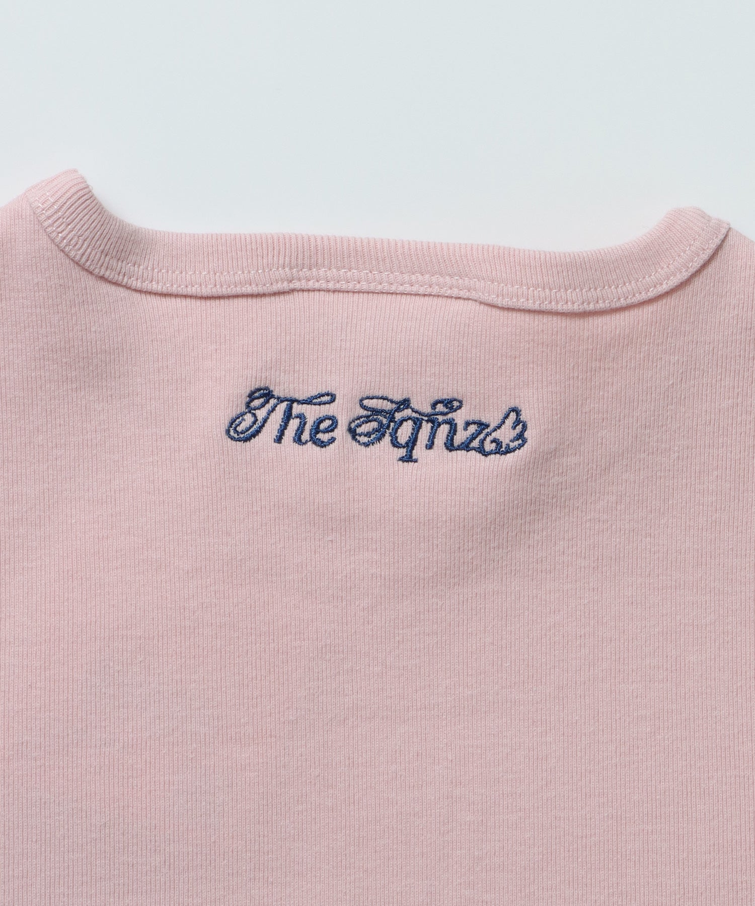 ≪予約商品≫※WEB限定 / レディースワンポイントロゴ半袖Tシャツ / sqnz logo compact tee ライトピンク