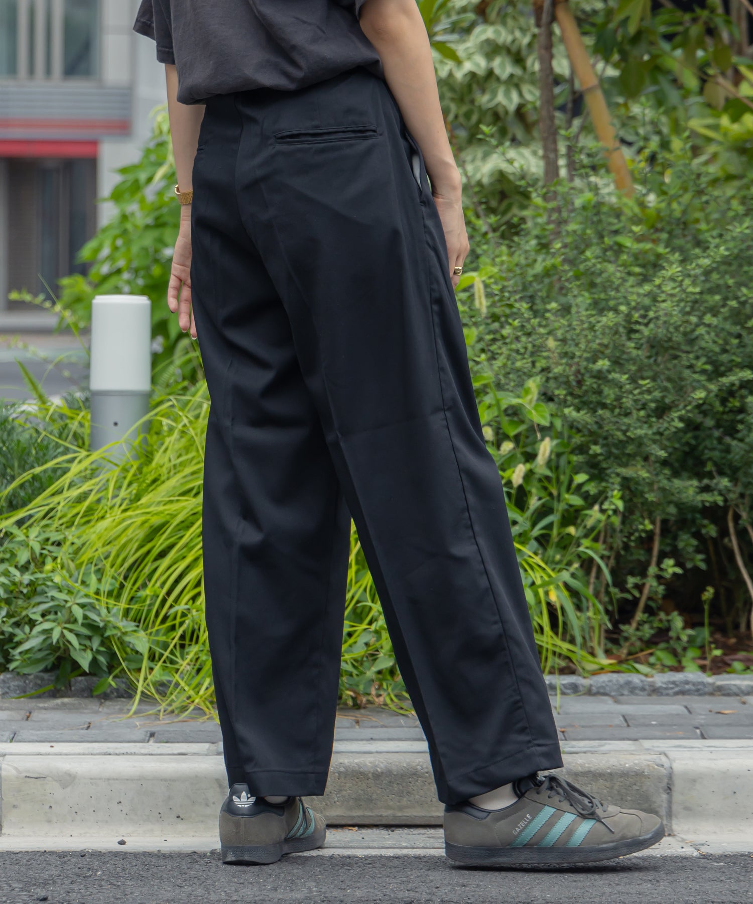 TR SIDE GATHER ANKLE PANTS / TR サイドギャザー アンクルスラックス チャコール