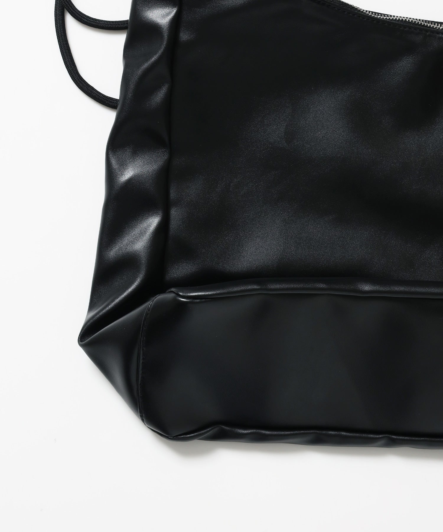 ※WEB限定 / フェイクレザー フェイクスエード メタルプレート 雑貨 バック / シャーリングショルダーバック / sqnz shirring bag ブラック