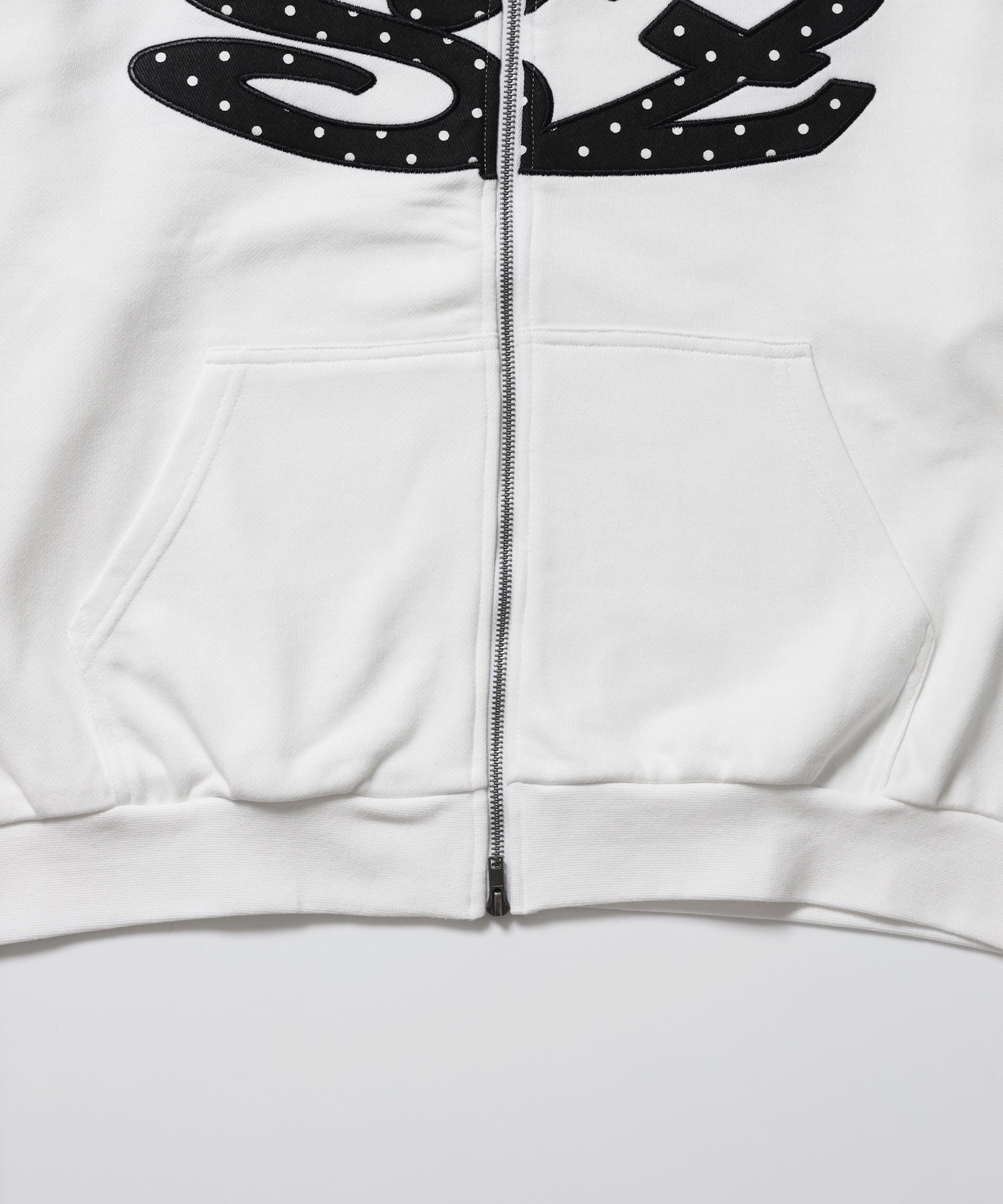 ≪予約商品≫※WEB限定 / アソートまたぎジップパーカー / sqnz logo applique zip p/k ホワイト