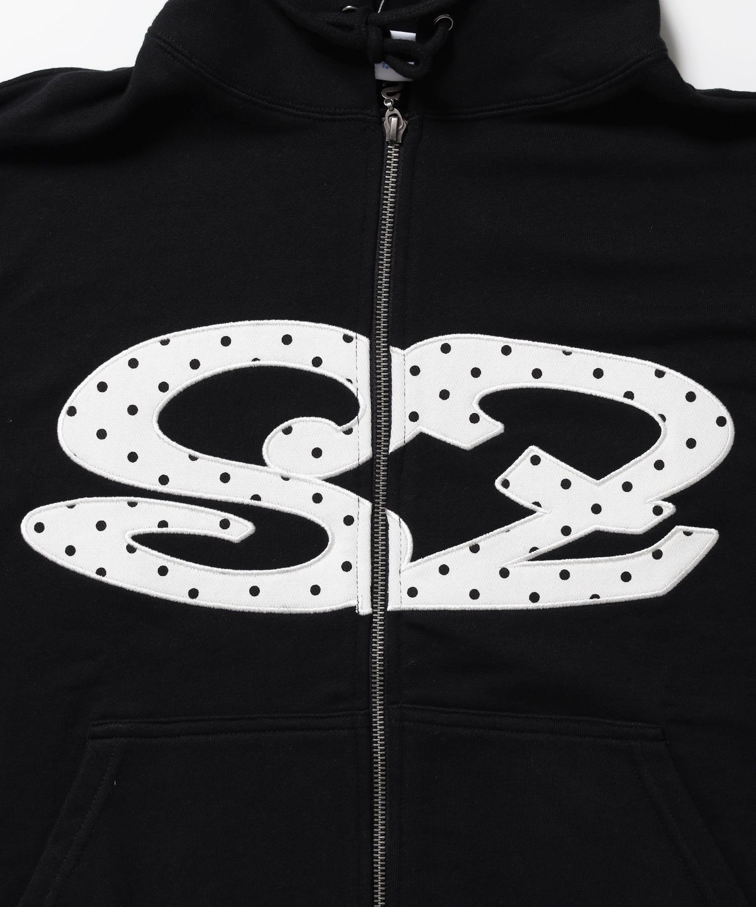 ≪予約商品≫※WEB限定 / アソートまたぎジップパーカー / sqnz logo applique zip p/k ブラック