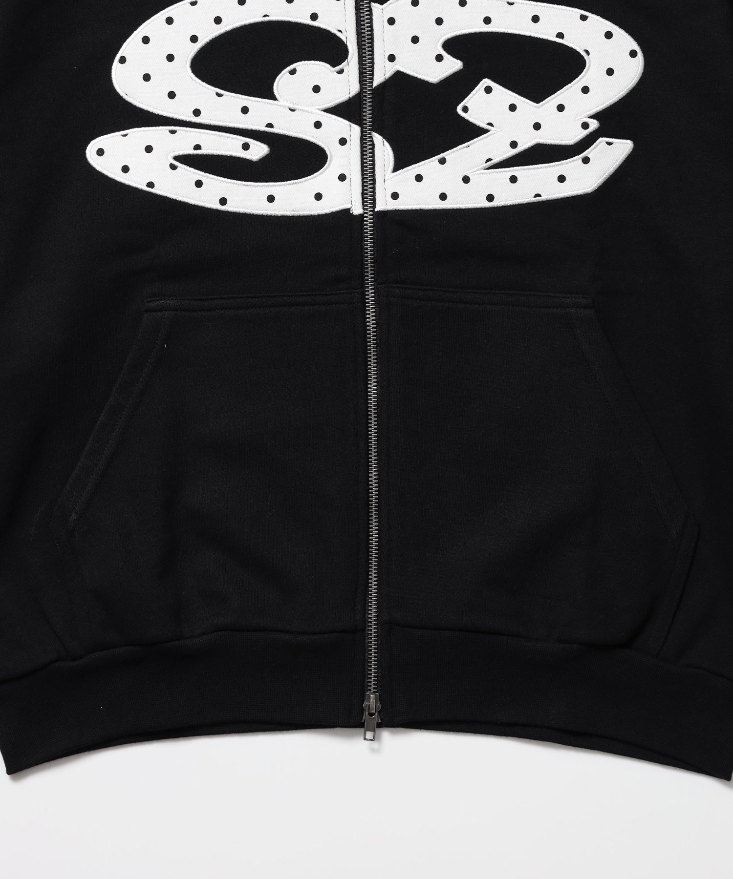 ≪予約商品≫※WEB限定 / アソートまたぎジップパーカー / sqnz logo applique zip p/k ブラック