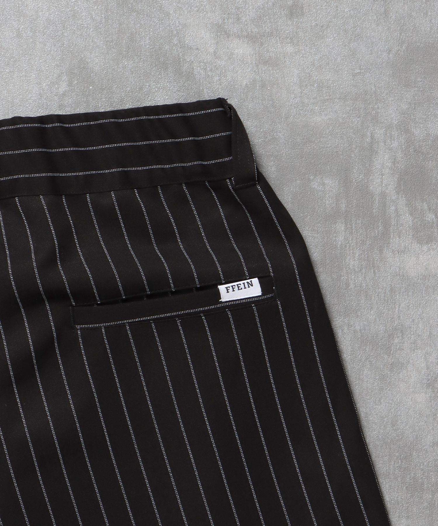 ストライプワイドタックパンツ / スラックス パンツ ドローストリング ストライプ 起毛 タック ブラック