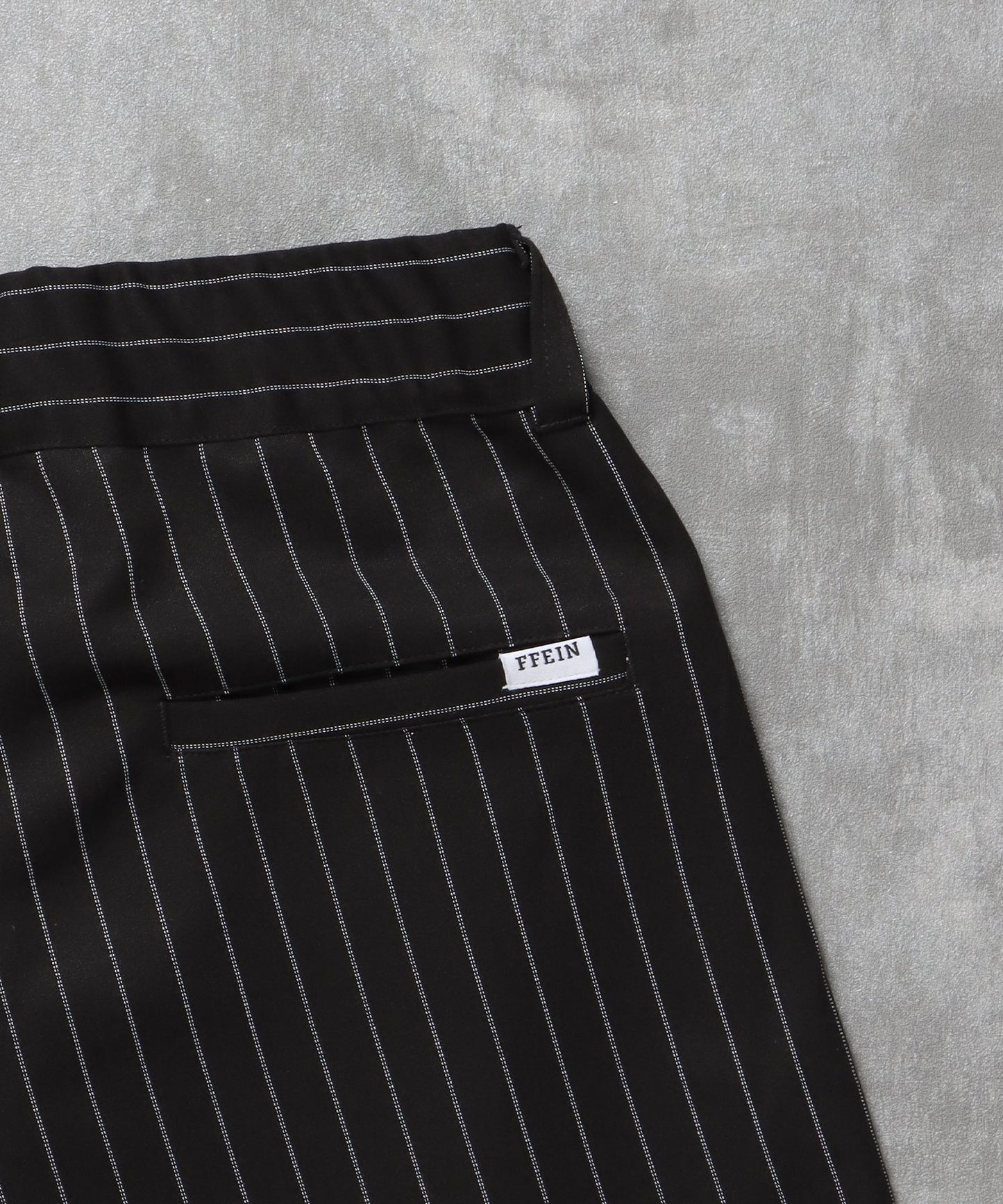 ストライプワイドタックパンツ / スラックス パンツ ドローストリング ストライプ 起毛 タック ブラック