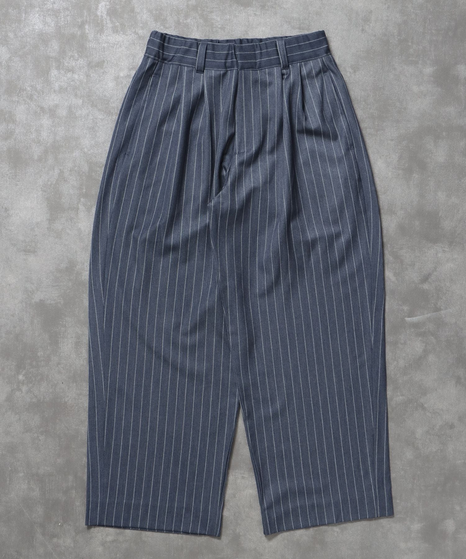 【FFEIN(フェイン)】ストライプワイドタックパンツ / スラックス パンツ ドローストリング ストライプ 起毛 タック ブルーグレー