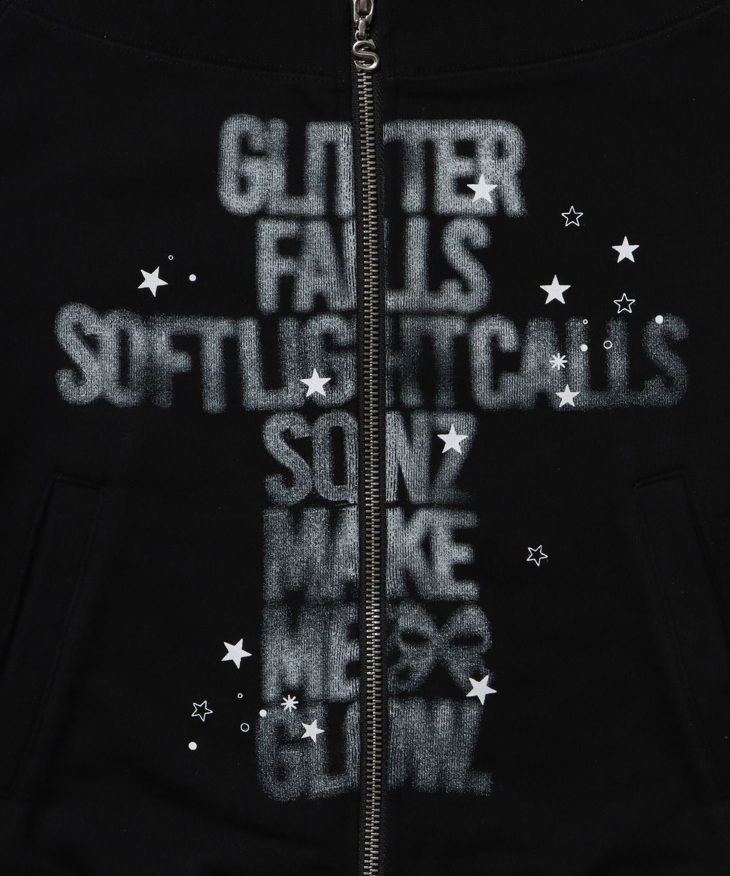 sqnz off shoulder zip p/k / オフショルダー ダブルジップ スウェット 裏毛 ワンポイント サムホール プリント ブラック