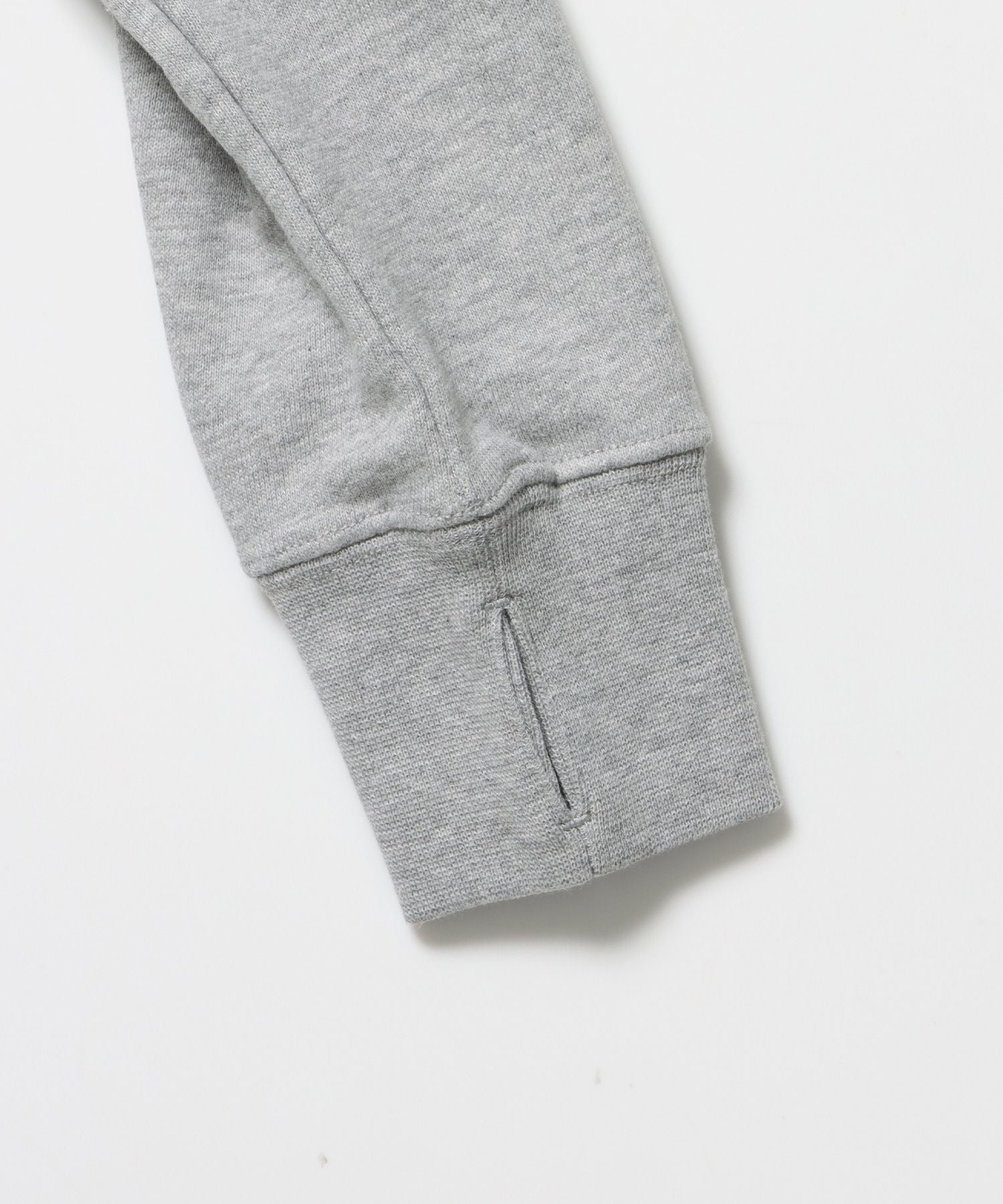 sqnz off shoulder zip p/k / オフショルダー ダブルジップ スウェット 裏毛 ワンポイント サムホール プリント グレー