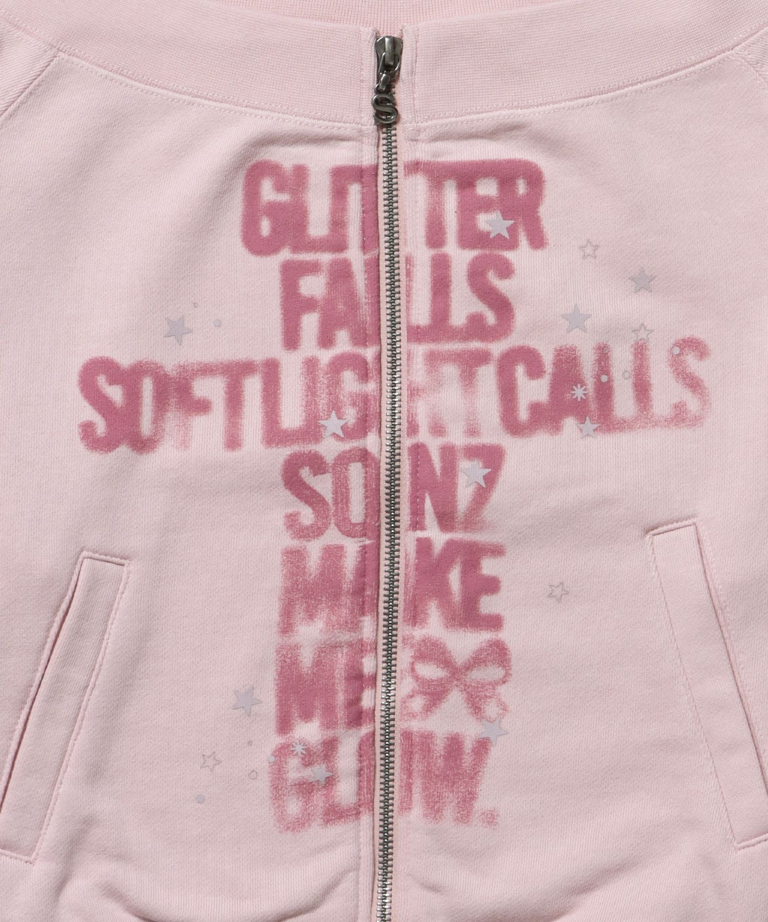 sqnz off shoulder zip p/k / オフショルダー ダブルジップ スウェット 裏毛 ワンポイント サムホール プリント ライトピンク