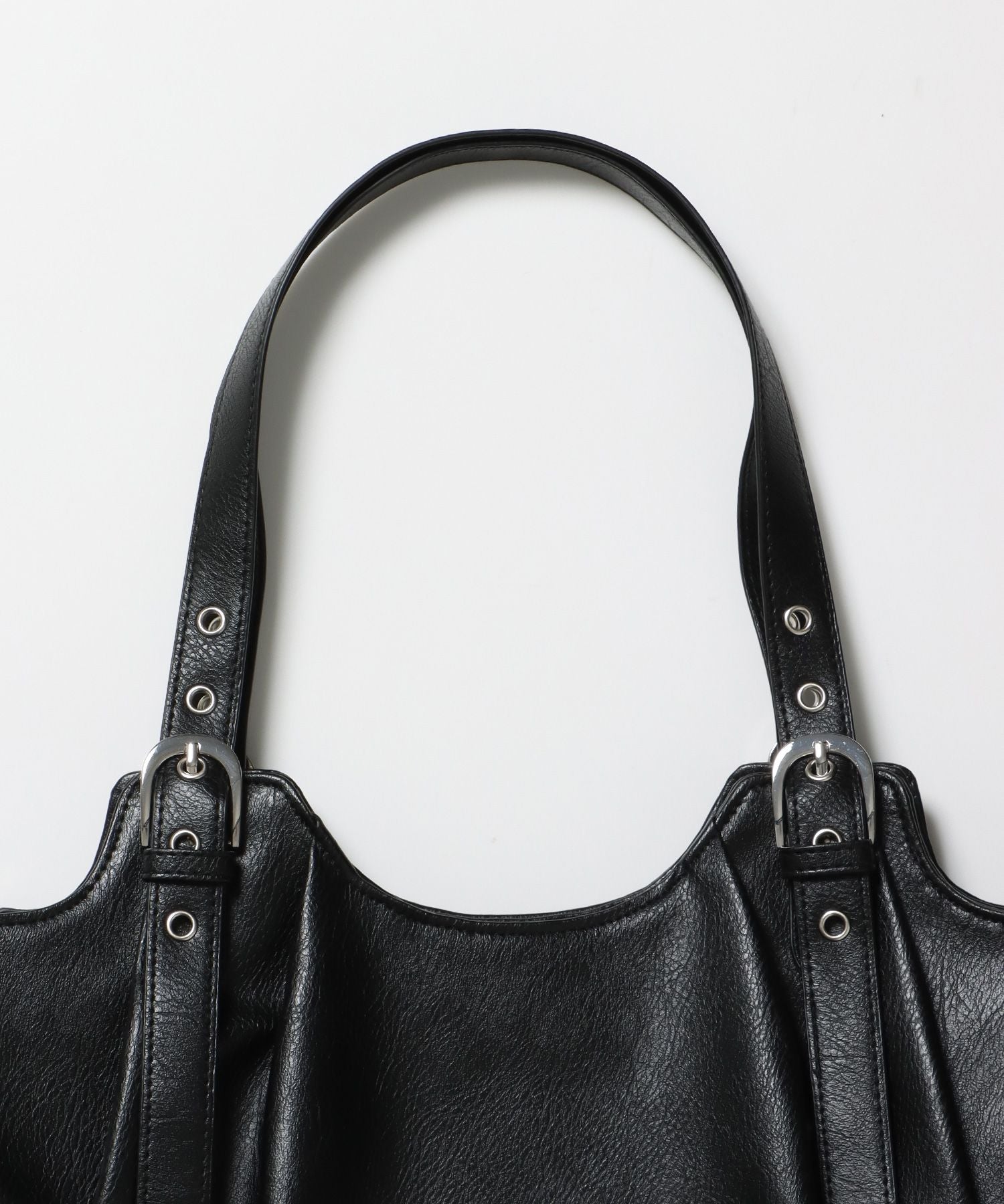 sqnz star eylet bag / フェイクレザー フェイクスウェード バック アジャスター ハンドバック ハトメ