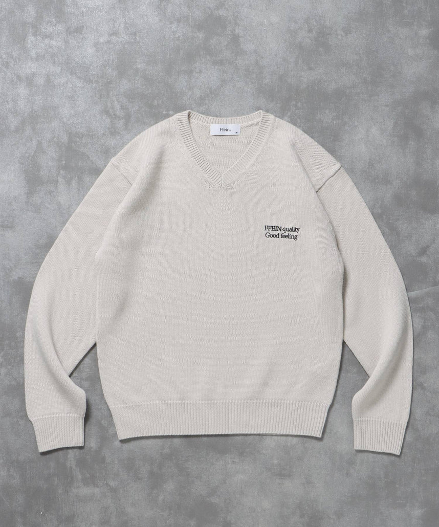 【FFEIN(フェイン)】ワンポイントロゴVネックニット/ ニット Vネック 刺繍 ワンポイント 長袖 【短丈】 アイボリー