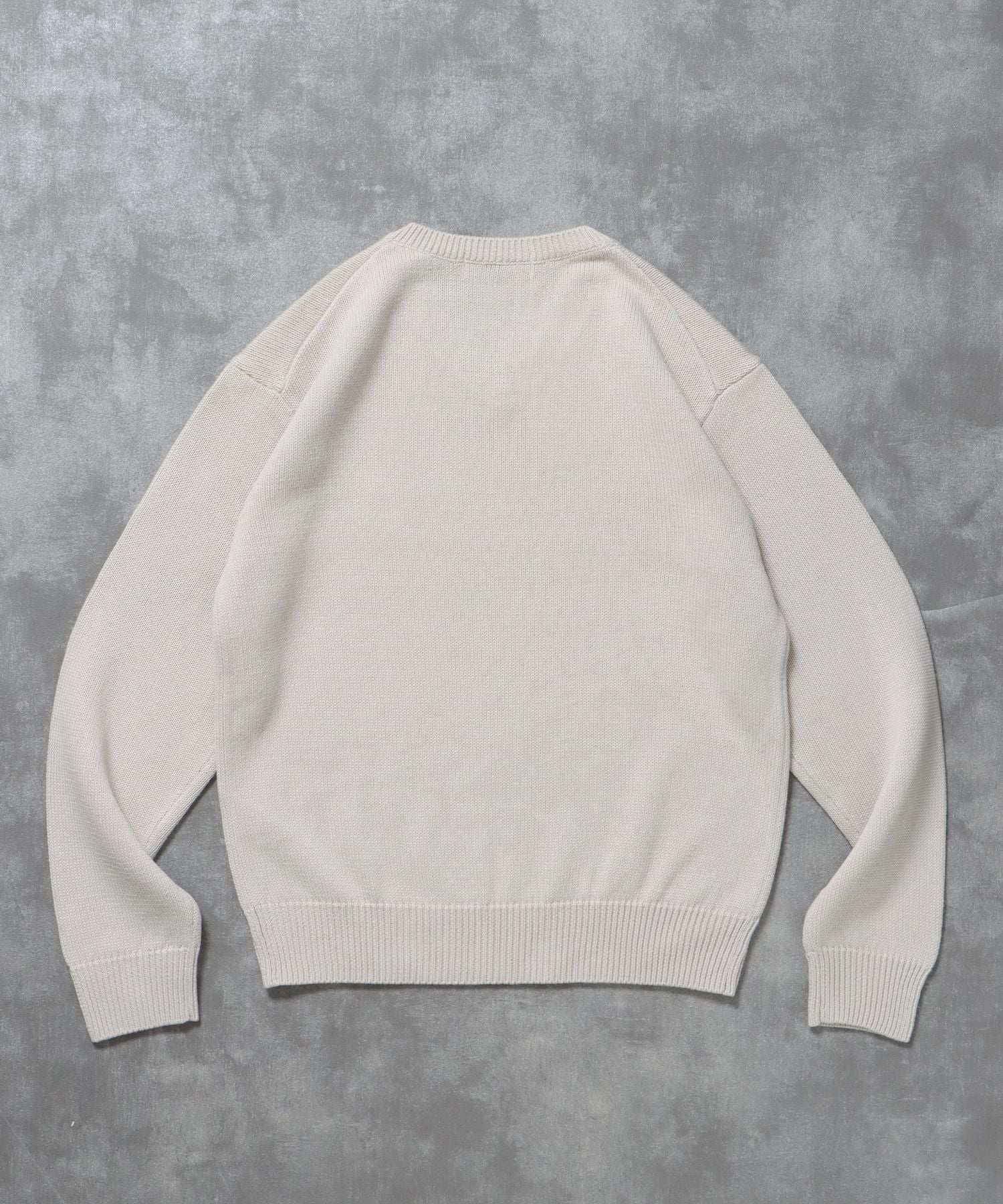 ワンポイントロゴVネックニット/ ニット Vネック 刺繍 ワンポイント 長袖 【短丈】 アイボリー