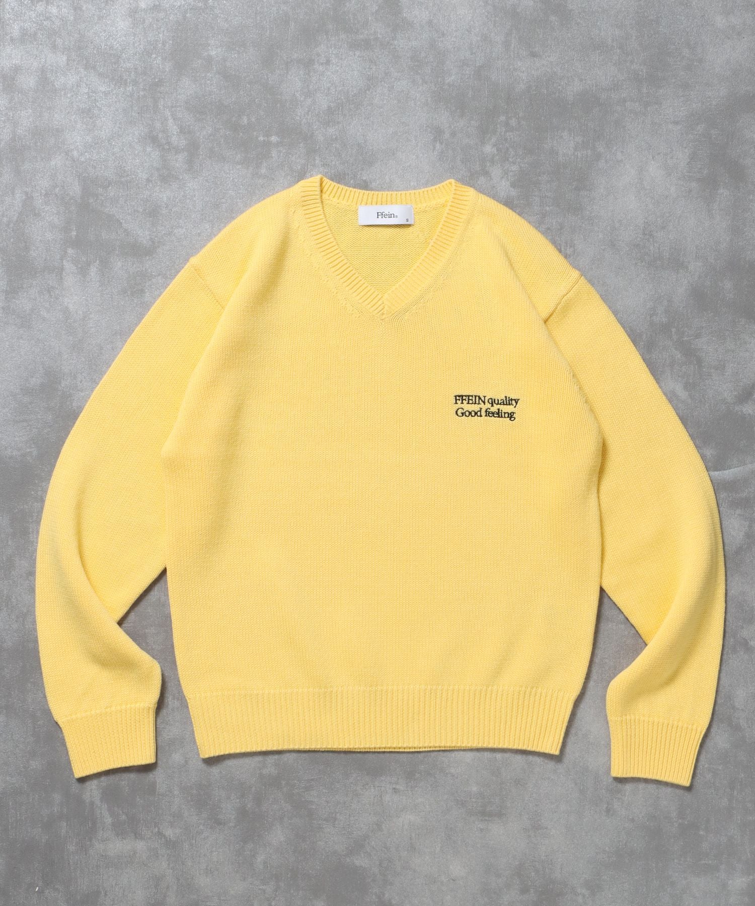 【FFEIN(フェイン)】ワンポイントロゴVネックニット/ ニット Vネック 刺繍 ワンポイント 長袖 【短丈】 イエロー