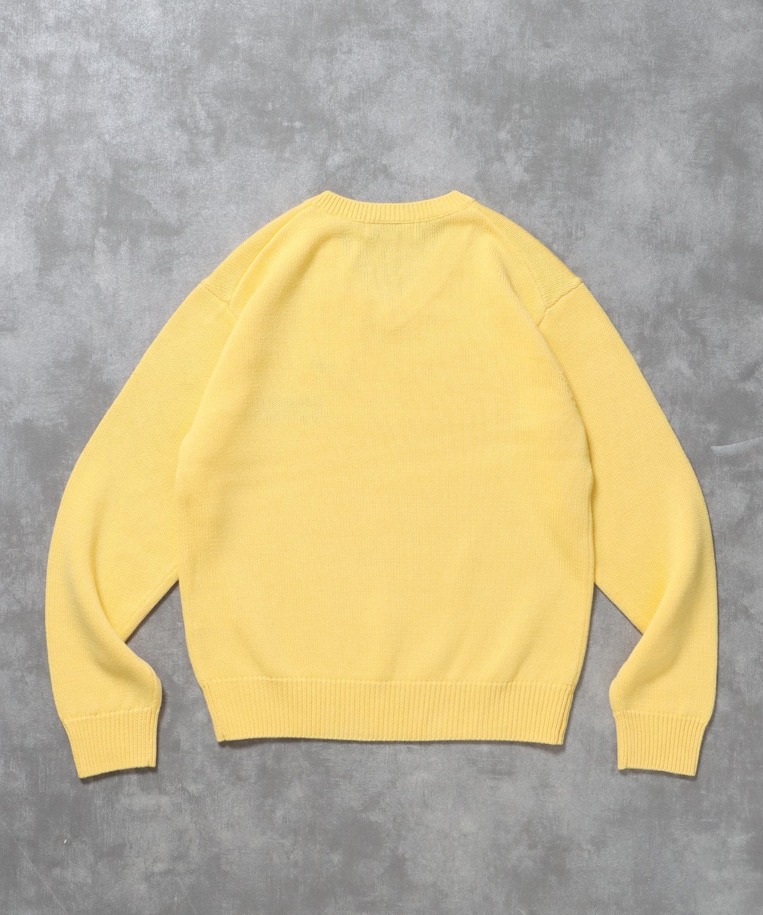 ワンポイントロゴVネックニット/ ニット Vネック 刺繍 ワンポイント 長袖 【短丈】 イエロー